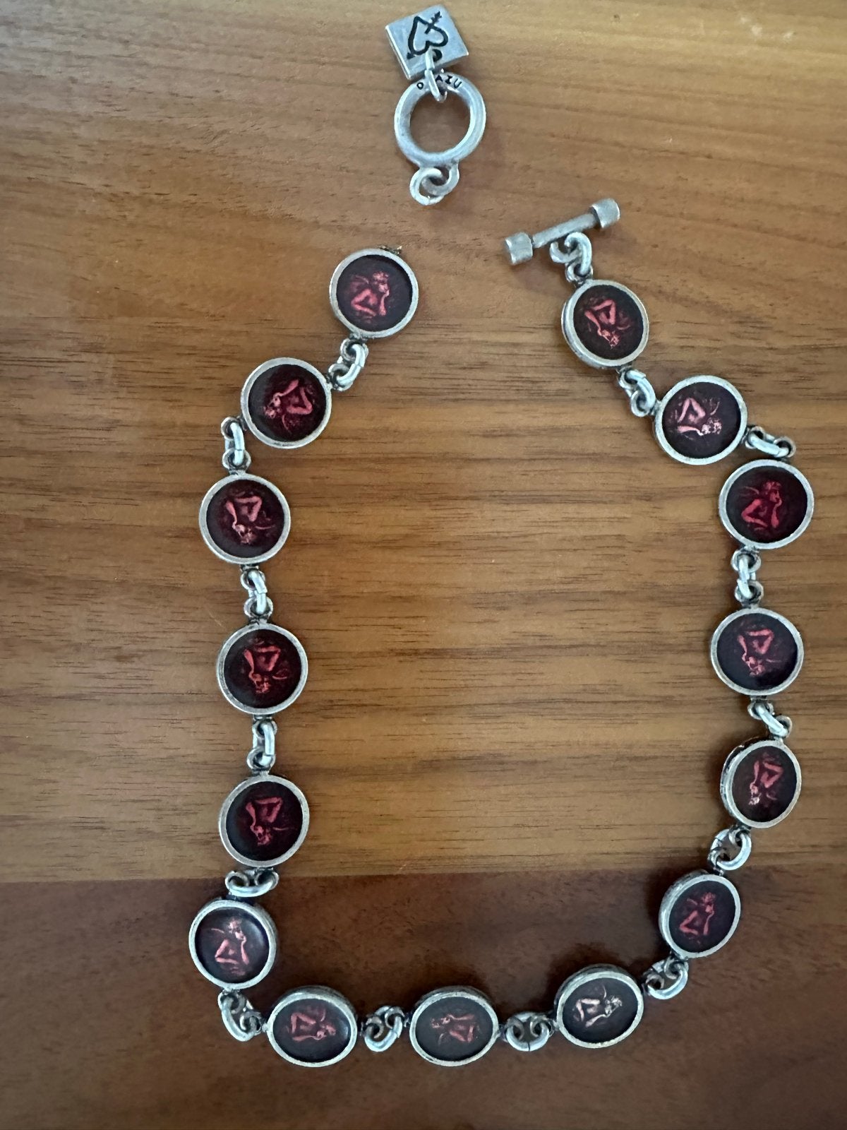 Zilverkleurige ketting en armband met rode engelen van Otazu, Overige materialen, Gebruikt, Ophalen of Verzenden, Met bedels of kralen