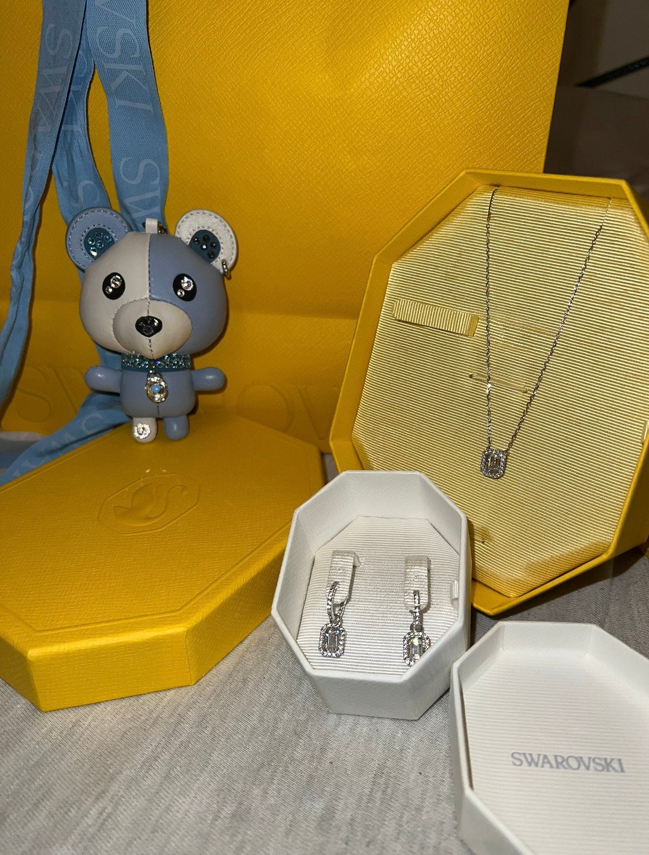 Complete Swarovski sieradenset ketting, oorbellen, teddybeer, Ophalen of Verzenden, Zo goed als nieuw, Sieraad of Horloge