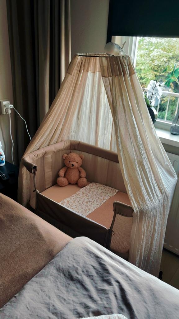 Novi at Home Co-Sleeper (Taupe) – Inclusief Beddengoed, Kinderen en Baby's, Babywiegjes en Ledikanten, Ophalen, Gebruikt, Wieg