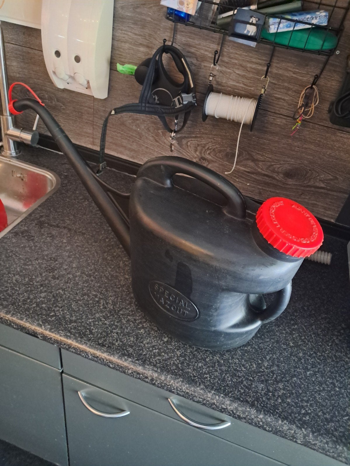 Zwarte gieter met rode dop - Special In/Out, Tuin en Terras, Gieters, Ophalen of Verzenden, Gebruikt, Kunststof