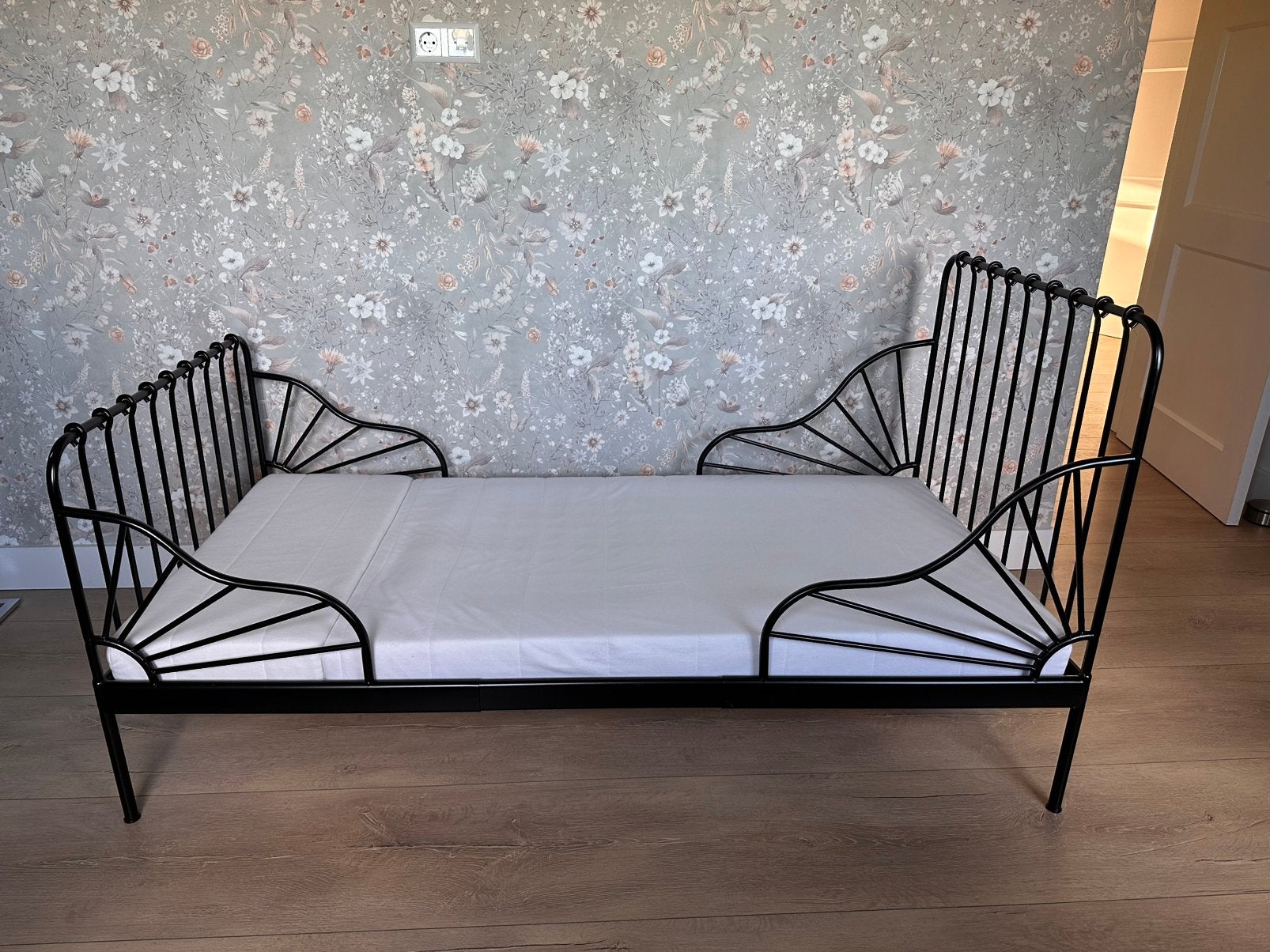 Ikea bed Minnen zwart uitschuifbaar incl. Matras, Kinderen en Baby's, Ophalen, 70 tot 85 cm, Zo goed als nieuw, Matras