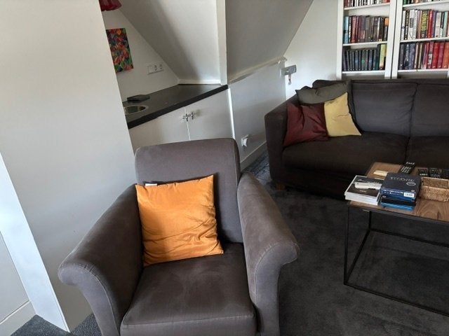 Donkergrijze bank voor 2 met  2 stoelen, Ophalen, Gebruikt, Stof, Hedendaags