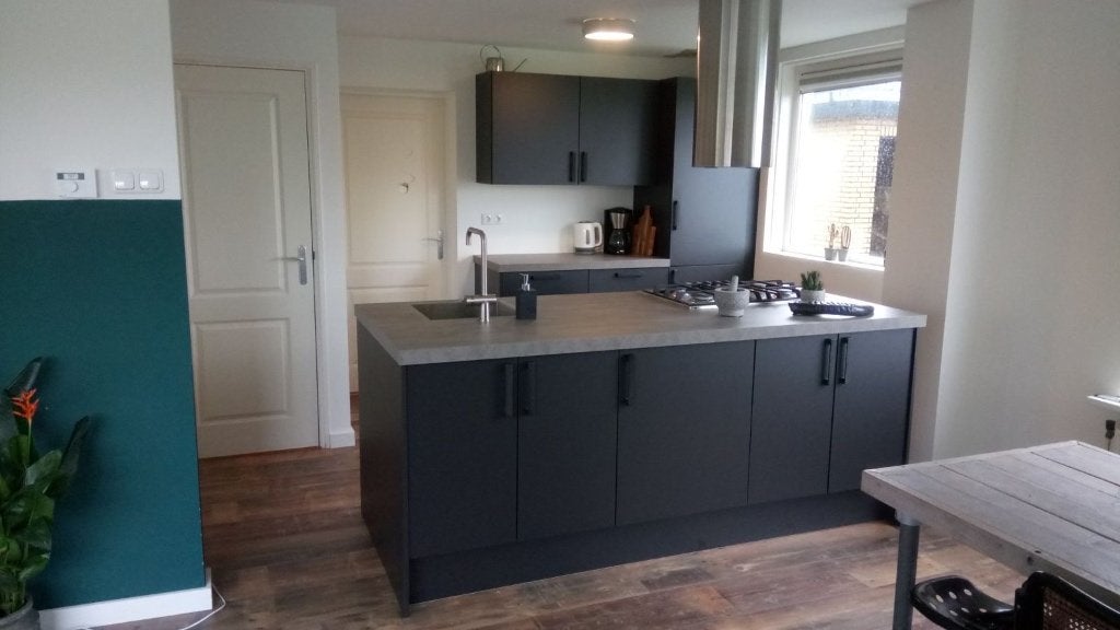 Keuken met kookeiland, Huis en Inrichting, Keuken | Complete keukens, Ophalen, Gebruikt, Overige materialen, Zwart