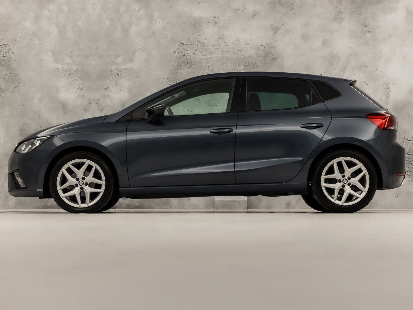 SEAT Ibiza 1.0 TSI FR Intense Sport (APPLE CARPLAY, GROOT NA, Voorwielaandrijving, 12 maanden, Stof, 95 pk