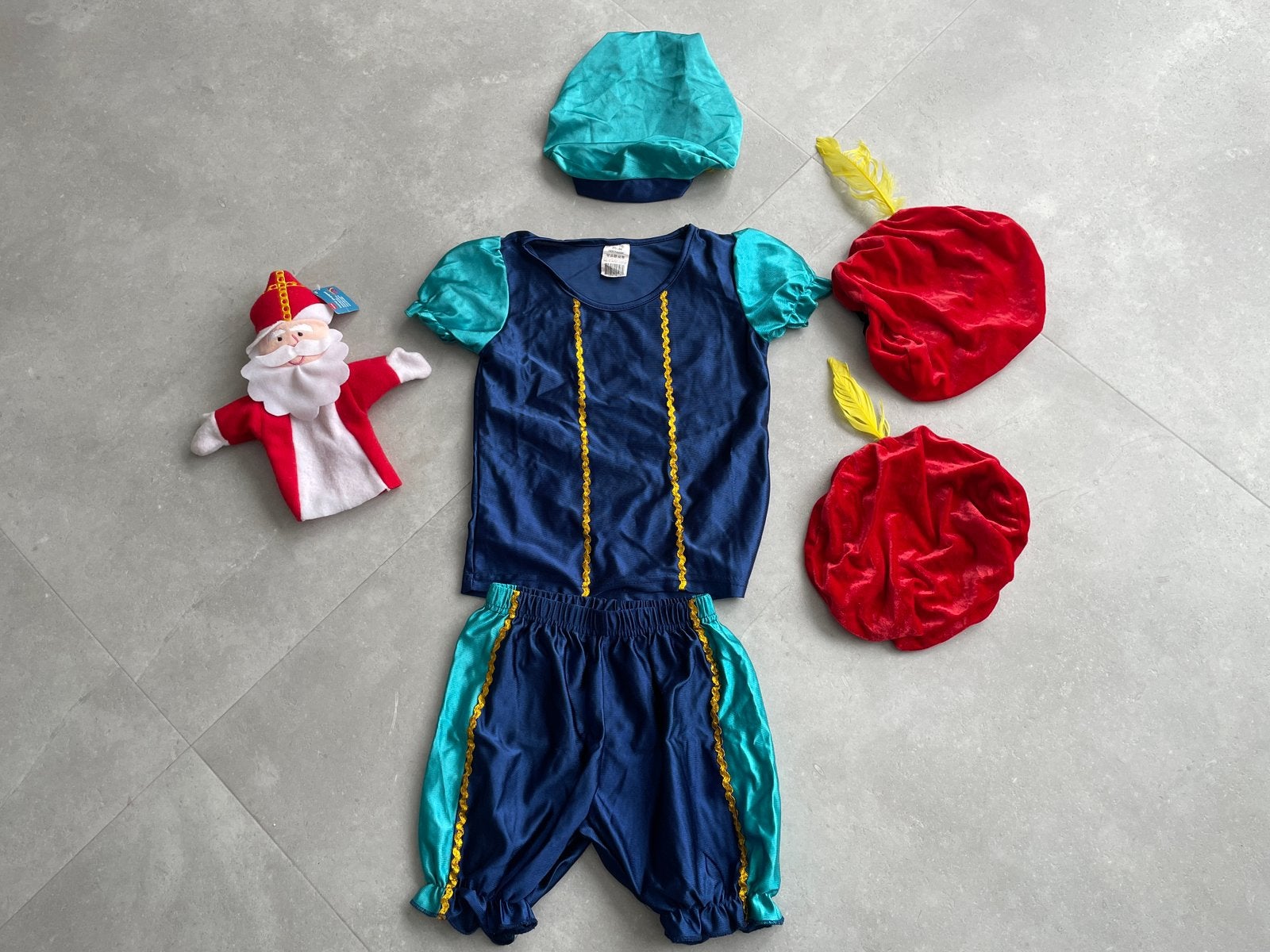 Leuke Sinterklaas handpop & Pietenpak! (Verkleed kleding), Ophalen of Verzenden, Zo goed als nieuw
