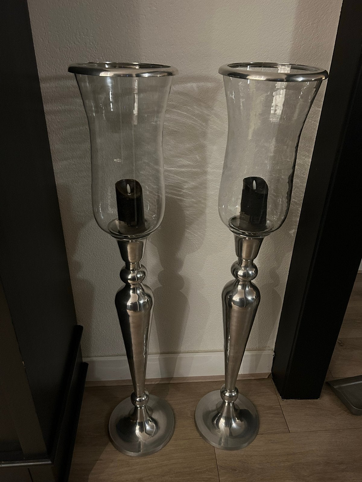 Set van 2 Vloerkandelaars met Glazen Stolpen - 1.24m Hoog, Ophalen, Gebruikt, Glas, Kandelaar