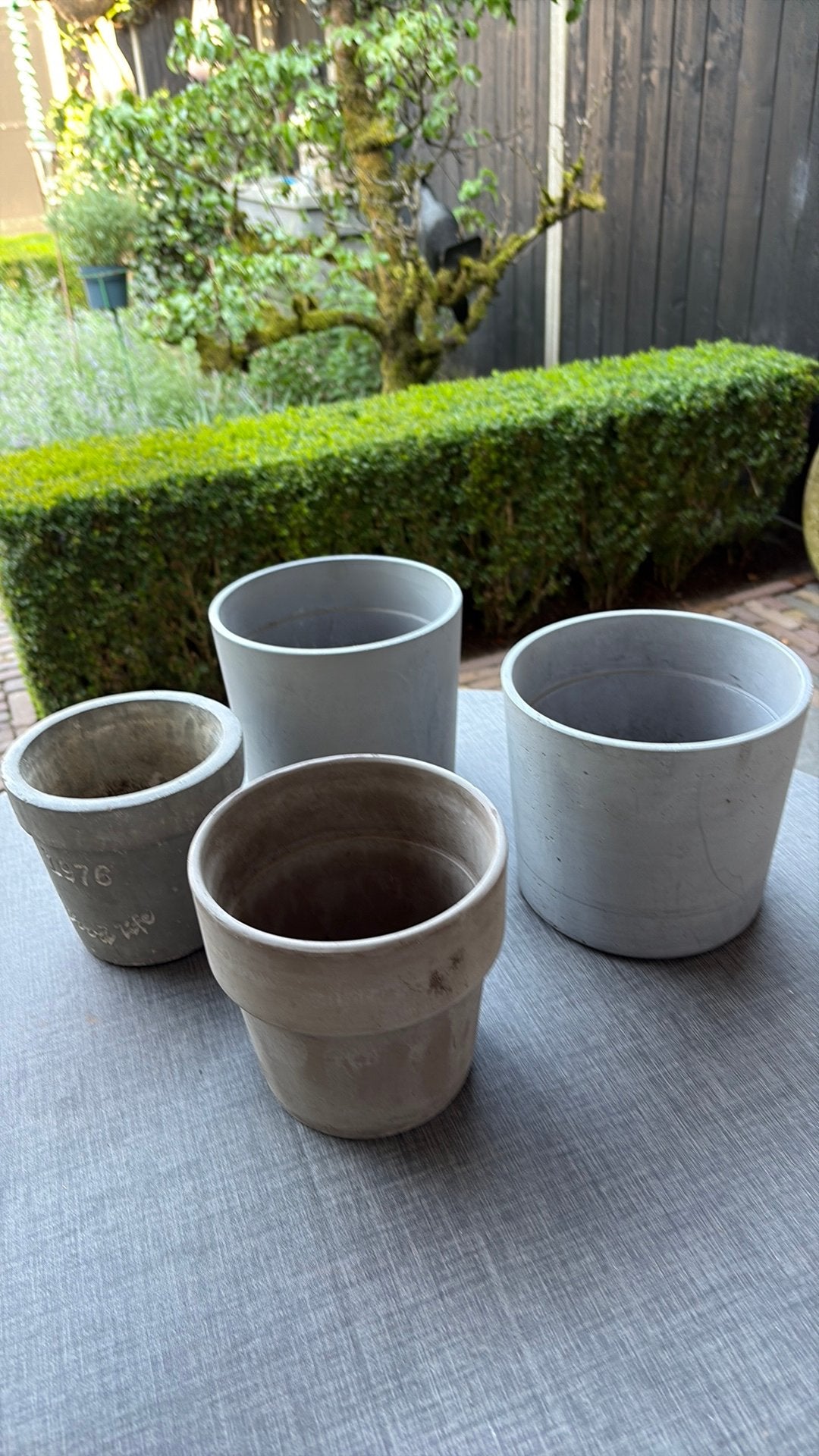 BLOEMPOTTEN GRIJS TERRACOTTA 4 stuks, Tuin en Terras, Ophalen, Rond, Zo goed als nieuw, Aardewerk
