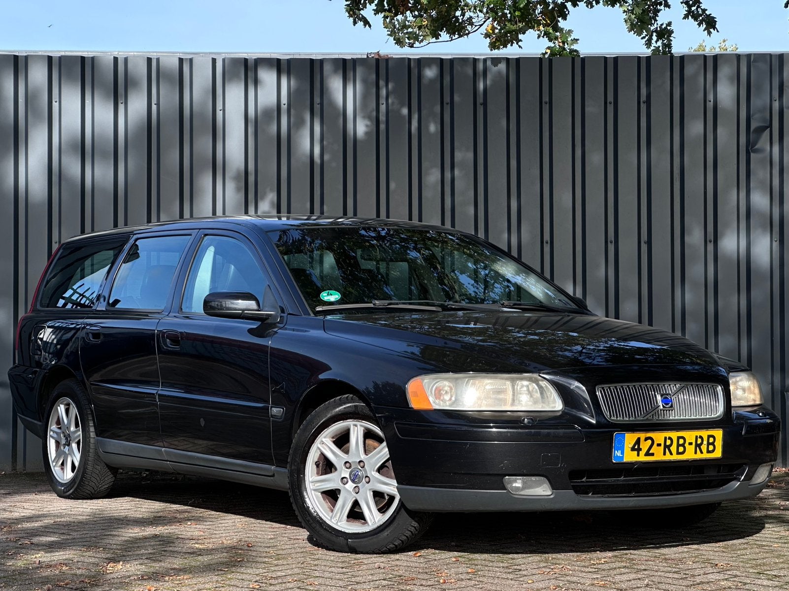 Volvo V70 | 2.4 5-Cilinder | Leder | Stoelverwarming | LMV, Voorwielaandrijving, 1800 kg, Zwart, 84 €/maand