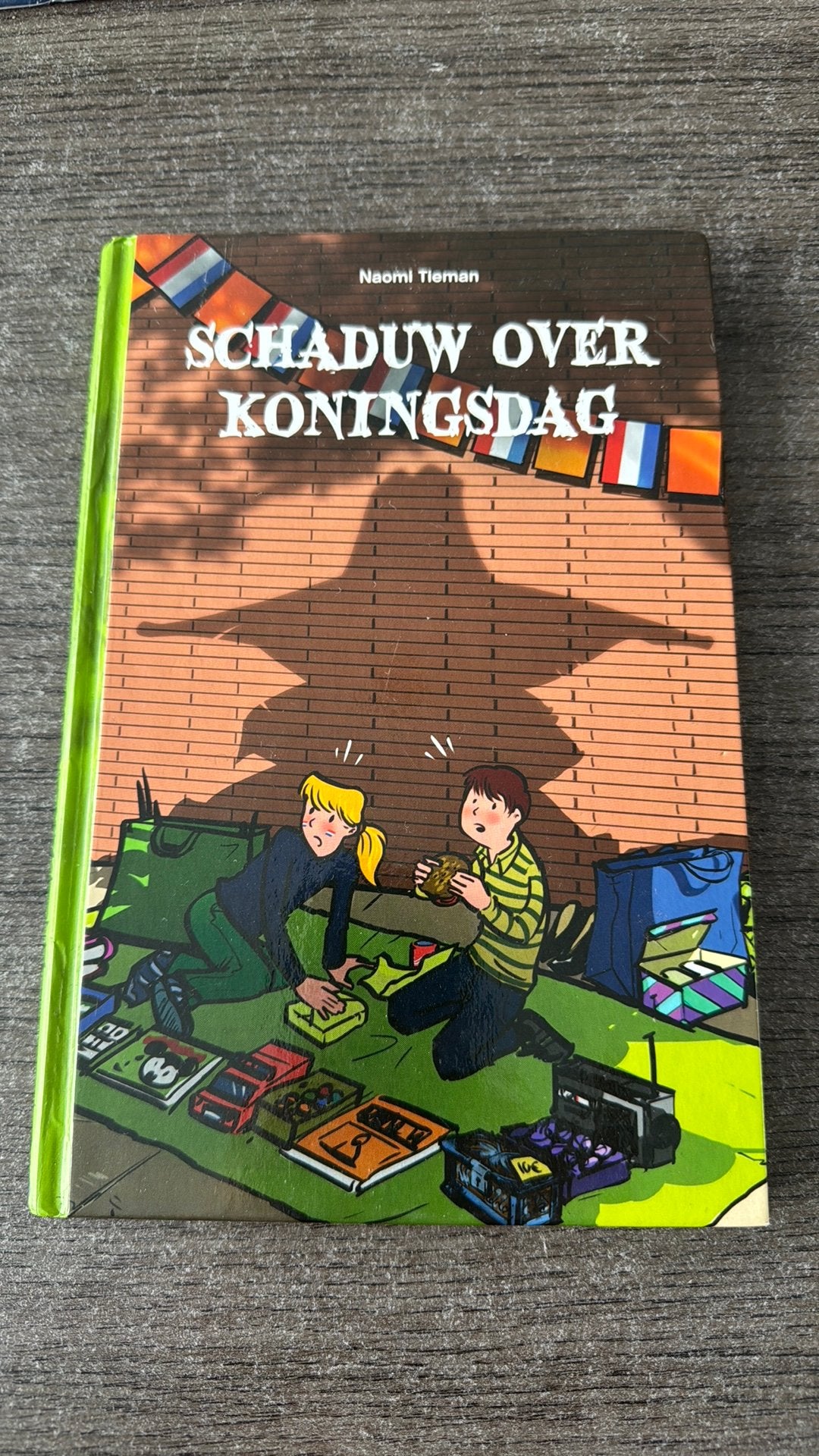Schaduw over koningsdag van Naomi Tieman, Ophalen of Verzenden, Gelezen, Fictie algemeen