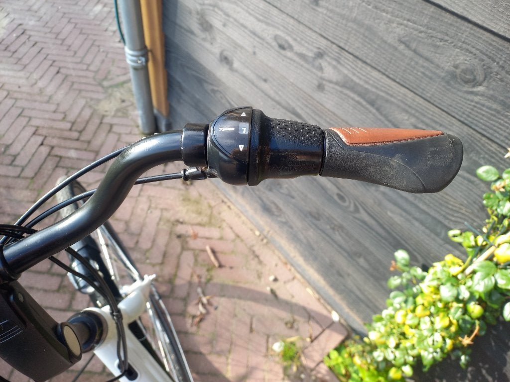 Foto 8 van Elektrische dames fiets - middenmotor - batavus