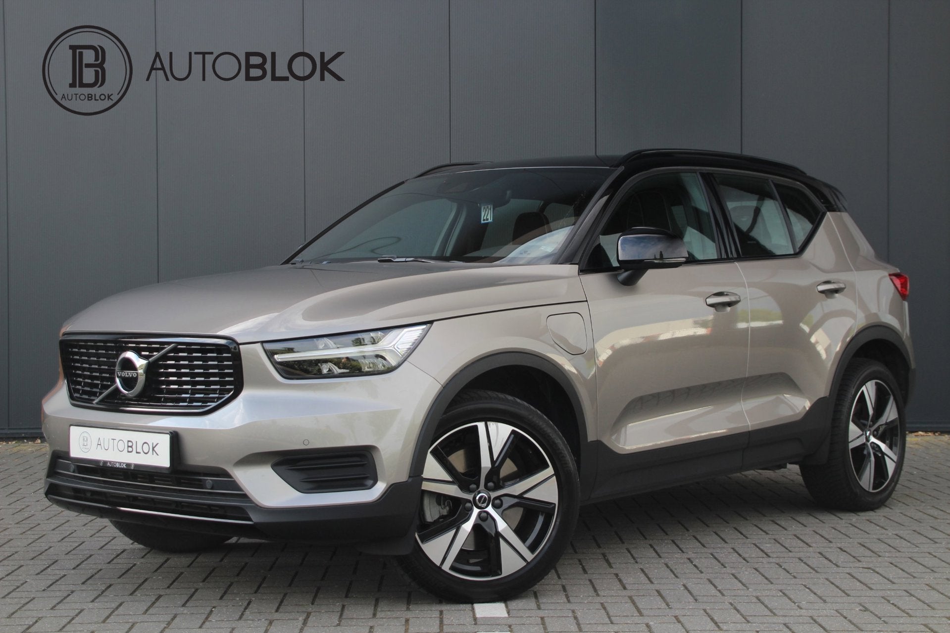 Volvo XC40 1.5 T5 Recharge R-Design | SOH 94 % | Camera | St, Auto's, Dealer onderhouden, Zwart, Bedrijf, Hybride Elektrisch/Benzine