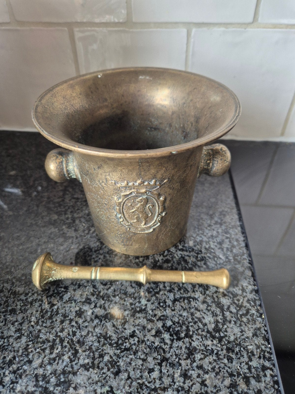 Mooie vijzel met leeuw, Antiek en Kunst, Ophalen of Verzenden