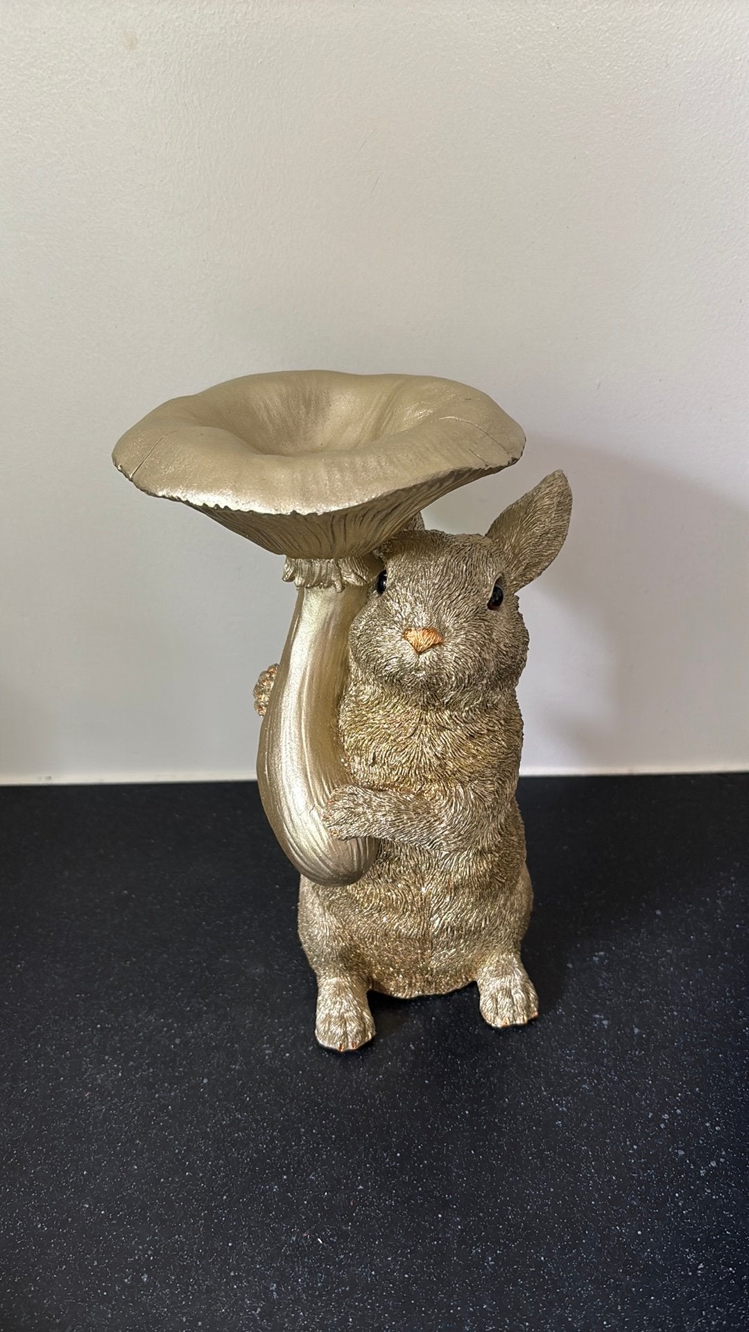 Charmant (kerst)konijn met paddestoel, goudkleurig., Boho, Kunststof, Ophalen of Verzenden, Zo goed als nieuw