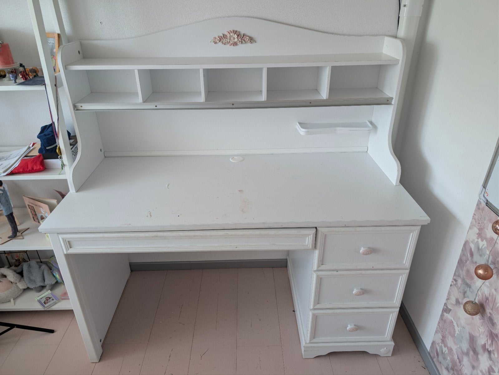 Bureau. Wit met roze accenten en bloemetjes, Huis en Inrichting, Bureaus, Ophalen, Gebruikt