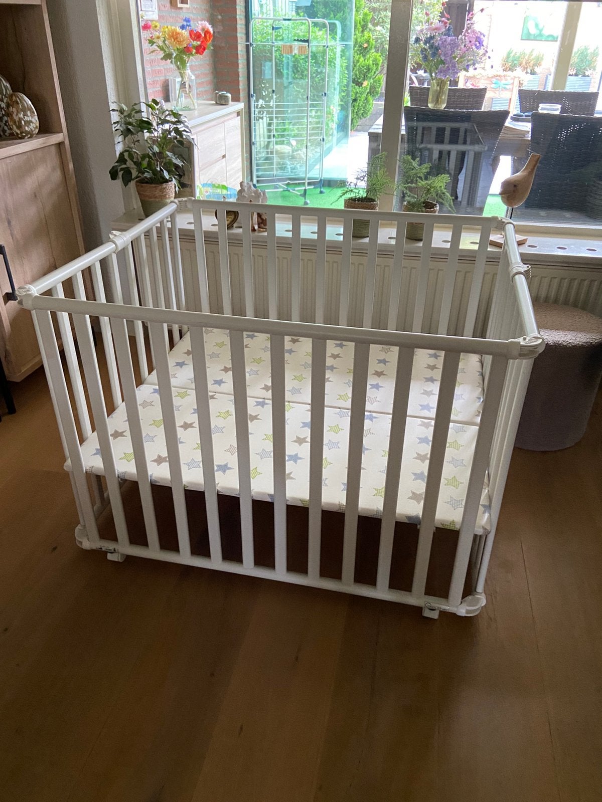 Baby box, wit inklapbaar en verrijdbaar, merk Geuther, Kinderen en Baby's, Ophalen, Zo goed als nieuw, Rechthoekig, In hoogte verstelbaar
