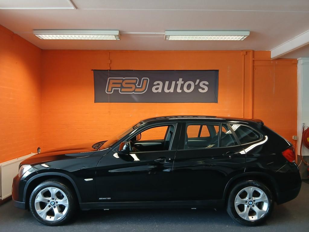BMW X1 SDrive18i / 150PK / AIRCO / CAMERA / CRUISE / NAVI, Auto's, X1, Euro 5, Zwart, 4 cilinders