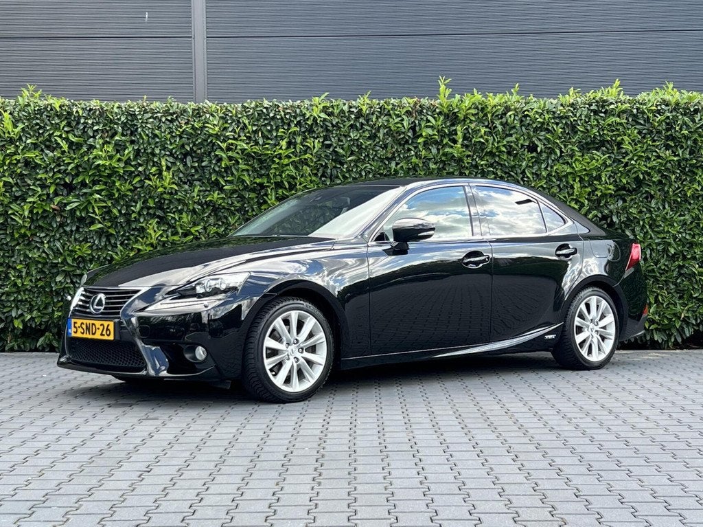 Lexus IS 300h Edition NL AUTO, NAP LOGISCH, NAVIGATIE, CRUIS, Auto's, Lexus, Automaat, Euro 5, Achterwielaandrijving, Gebruikt