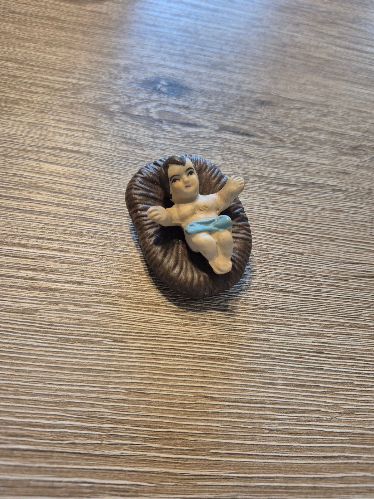 Jezusbeeldje in kribbe - Kerststal miniatuur, Ophalen of Verzenden, Gebruikt, Beeld(je), Christendom | Katholiek