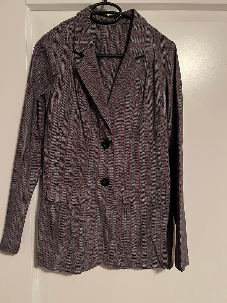 Grijs met rood travelstof pak Studio Anneloes maat M, Maat 38/40 (M), Kostuum of Pak, Ophalen of Verzenden, Grijs