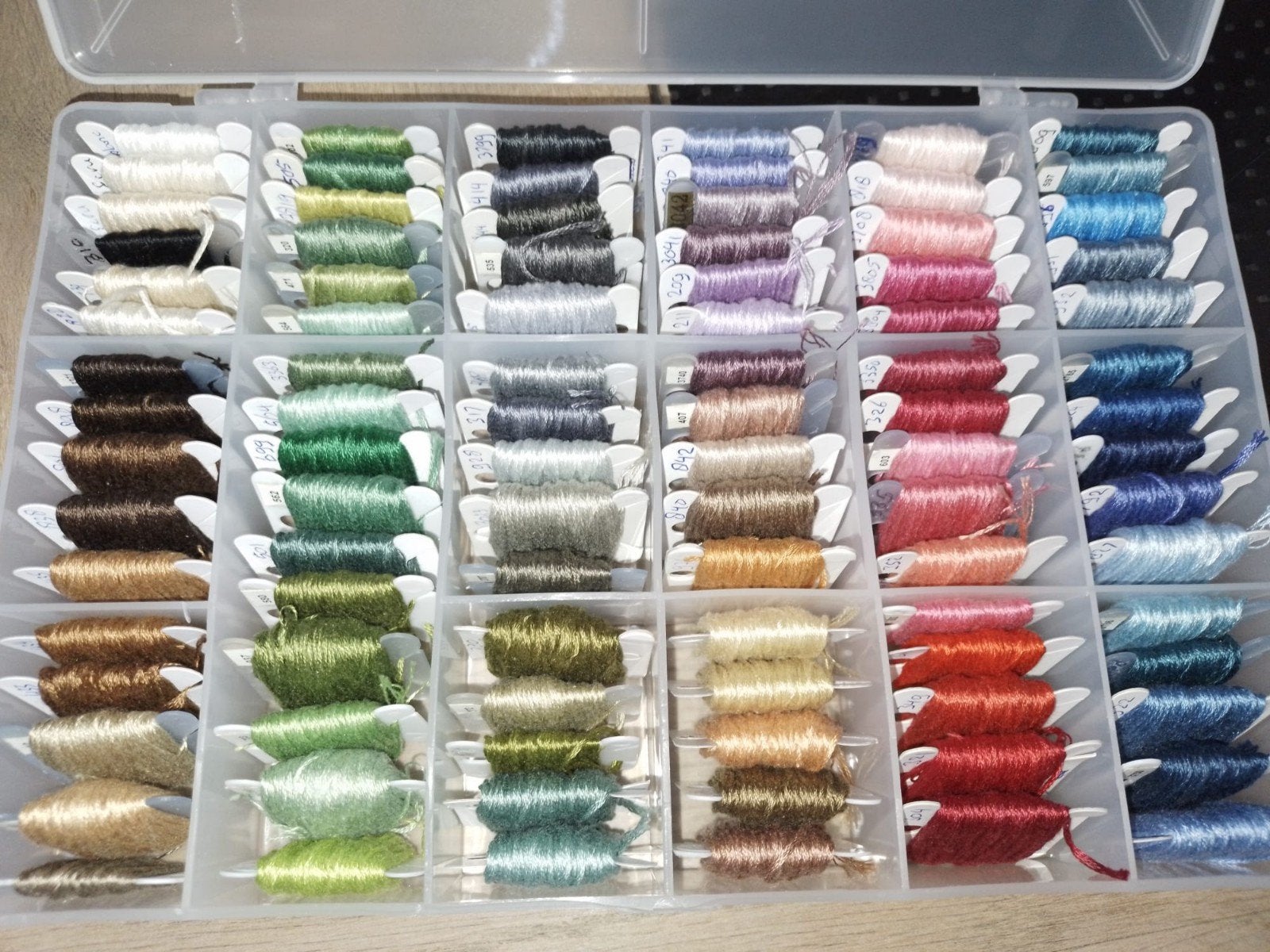 Bewaardoos DMC borduurgaren/borduurzijde op bobbins #2, Hobby en Vrije tijd, Ophalen of Verzenden, Nieuw, Handborduren, Borduurgaren of Zijde