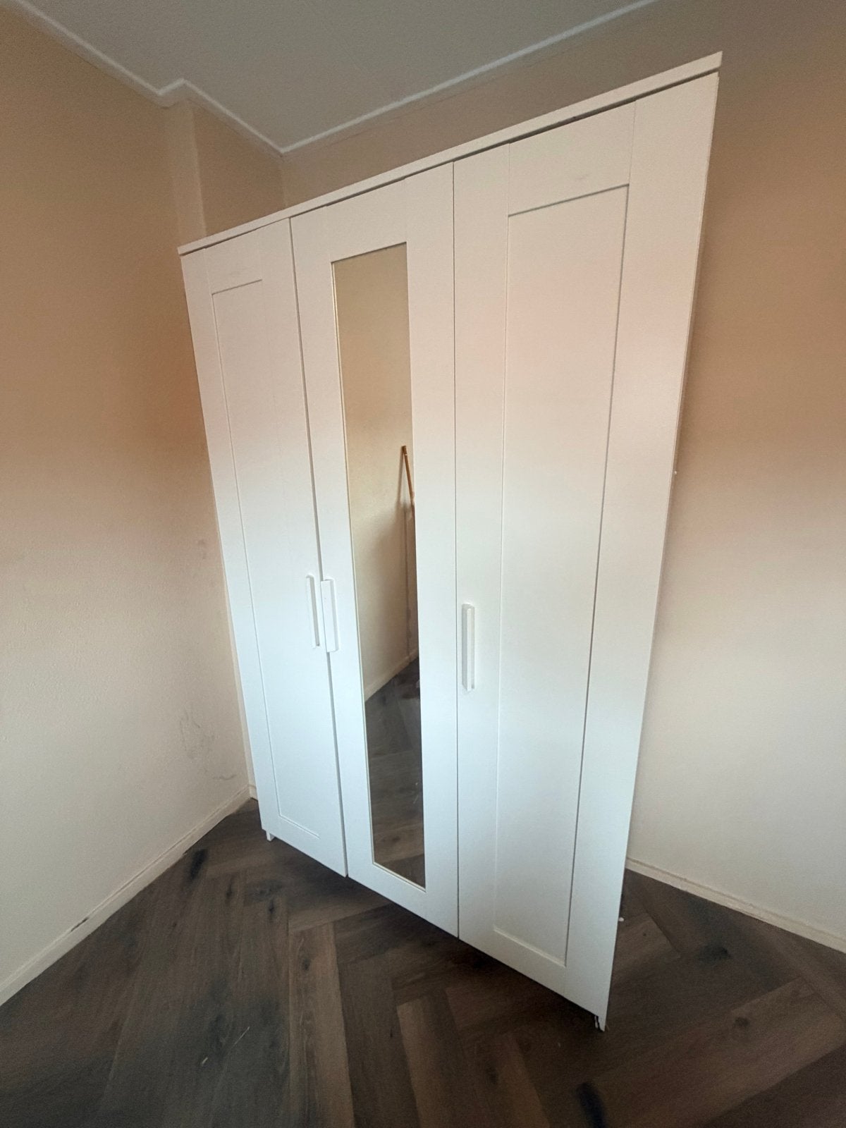 Witte kledingkast met spiegel en hangruimte, Ophalen, Gebruikt, 100 tot 150 cm, 150 tot 200 cm