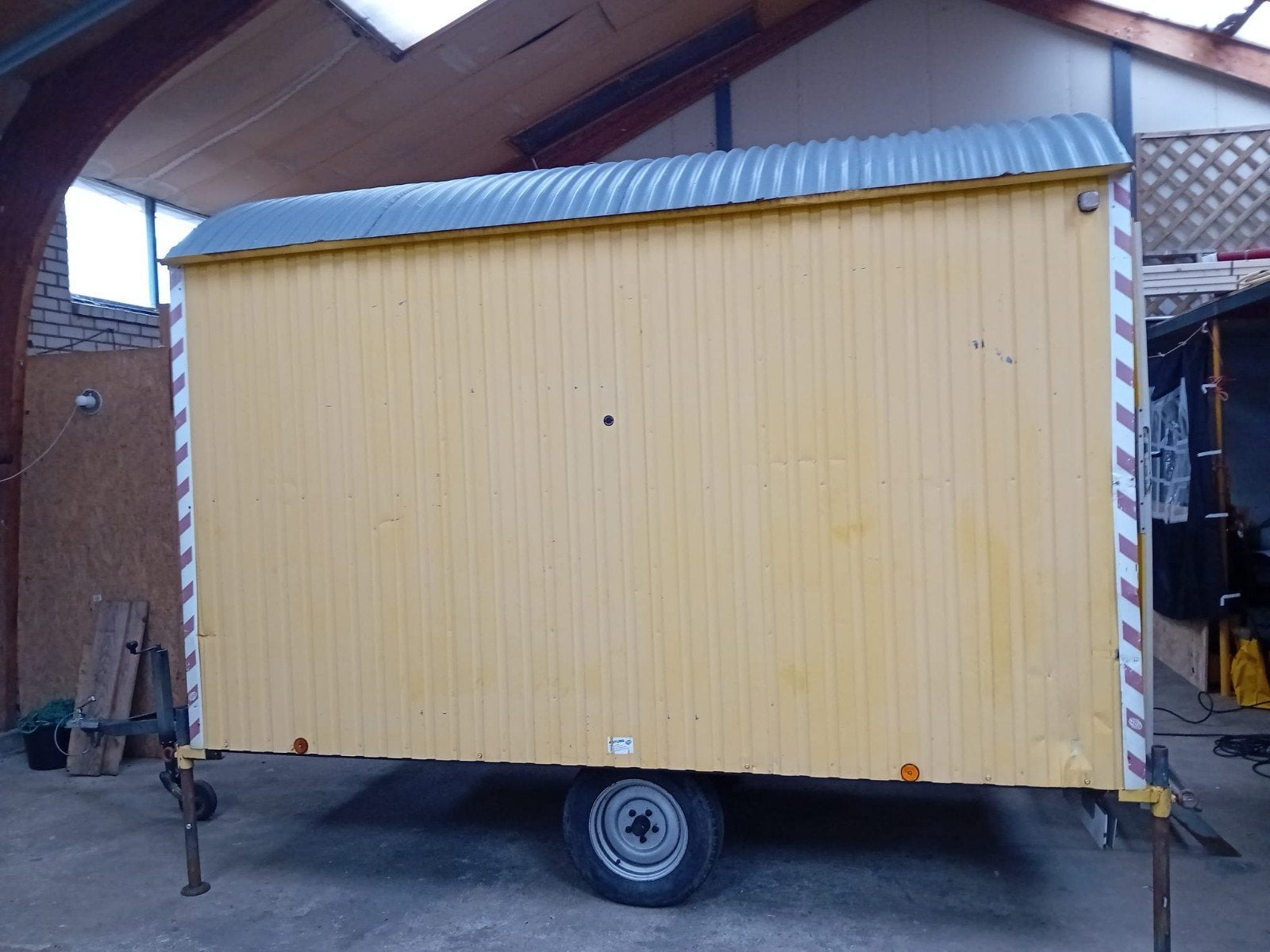 Mobiele bouwkeet / schaftwagen - Sinus 350, Ophalen