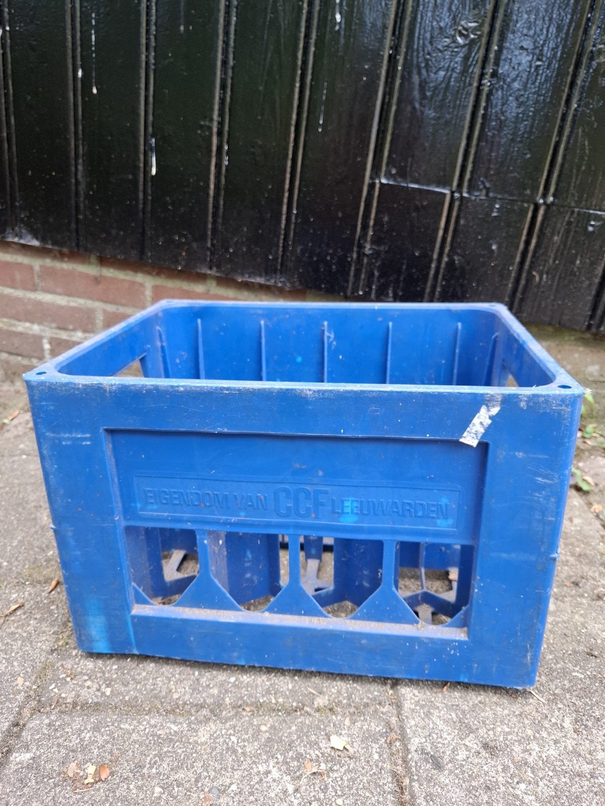 Vintage blauwe krat van CCF Leeuwarden, Ophalen