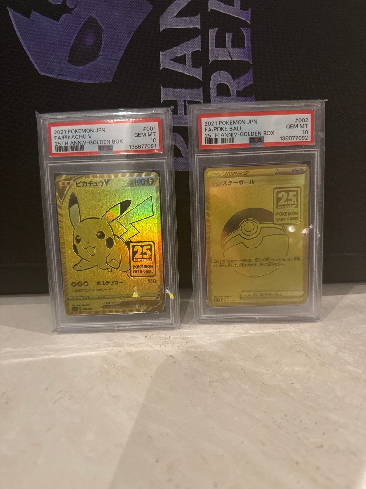 Pokémon 25th Anniversary Golden Box Pikachu V & Poké Ball, Hobby en Vrije tijd, Ophalen, Nieuw, Losse kaart