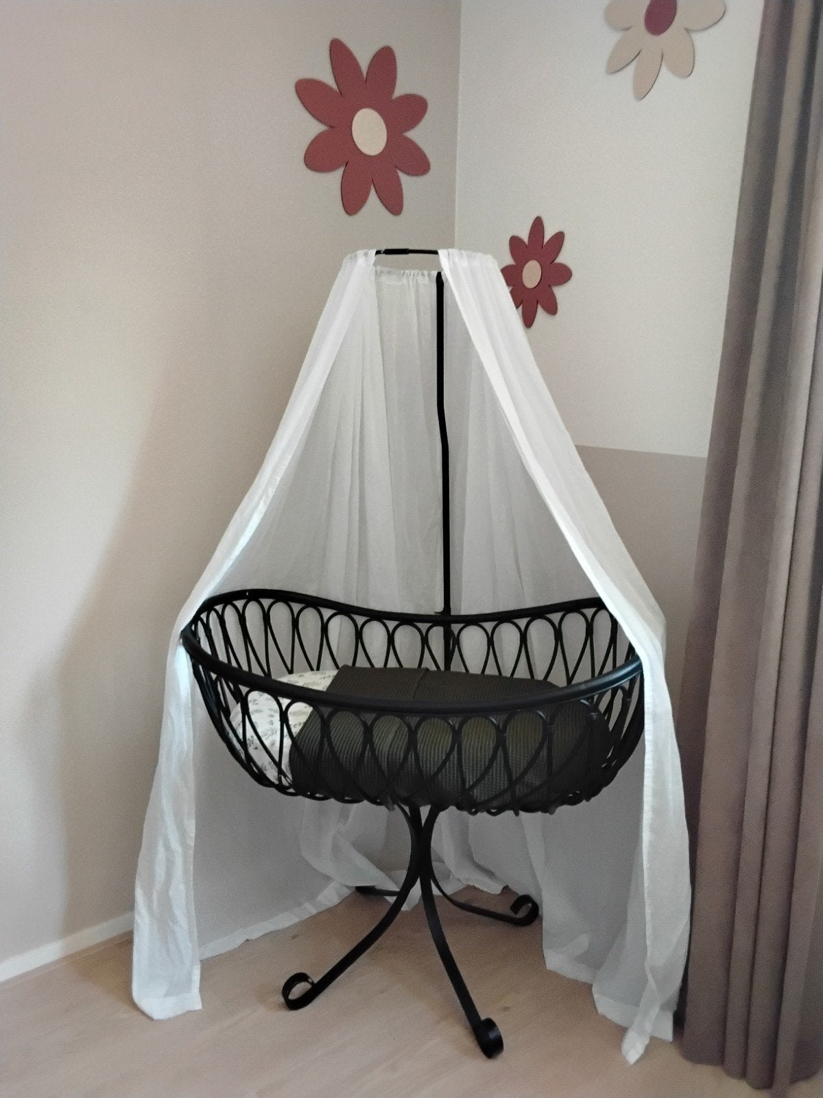 Vintage rotan wiegje met piekstok, hemeltje en matrasje, Ophalen, Gebruikt, Wieg
