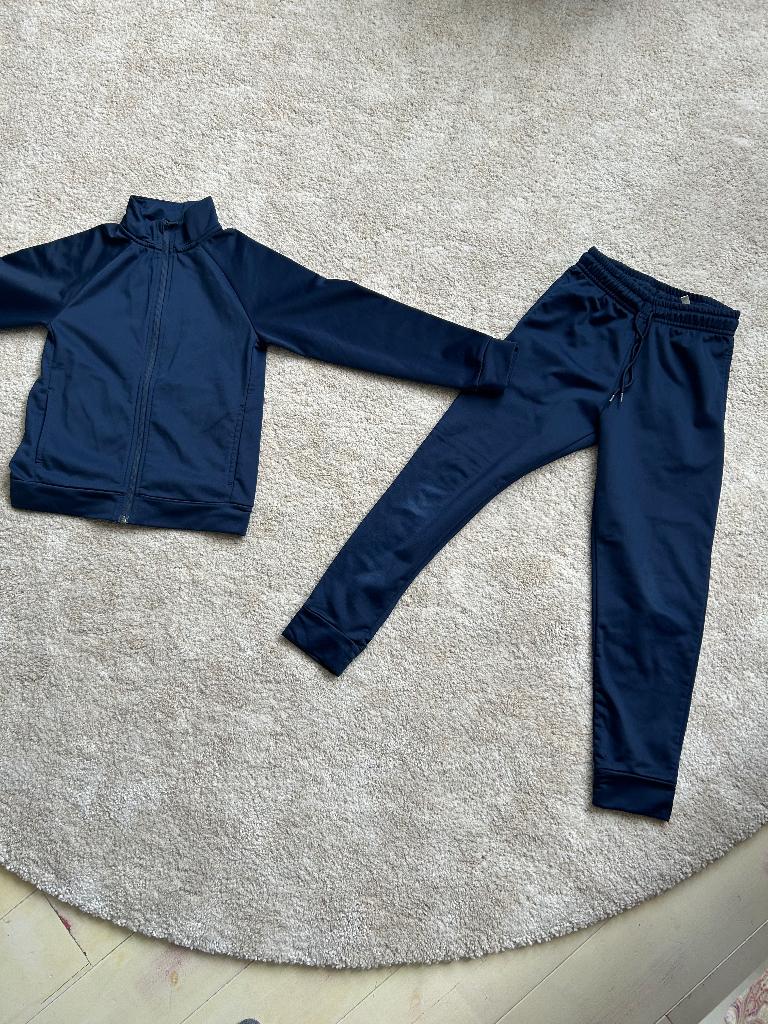 Trainingspak maat 122 - 128 donker blauw zgan voor 15,00, Ophalen of Verzenden, Zo goed als nieuw, Jongen of Meisje