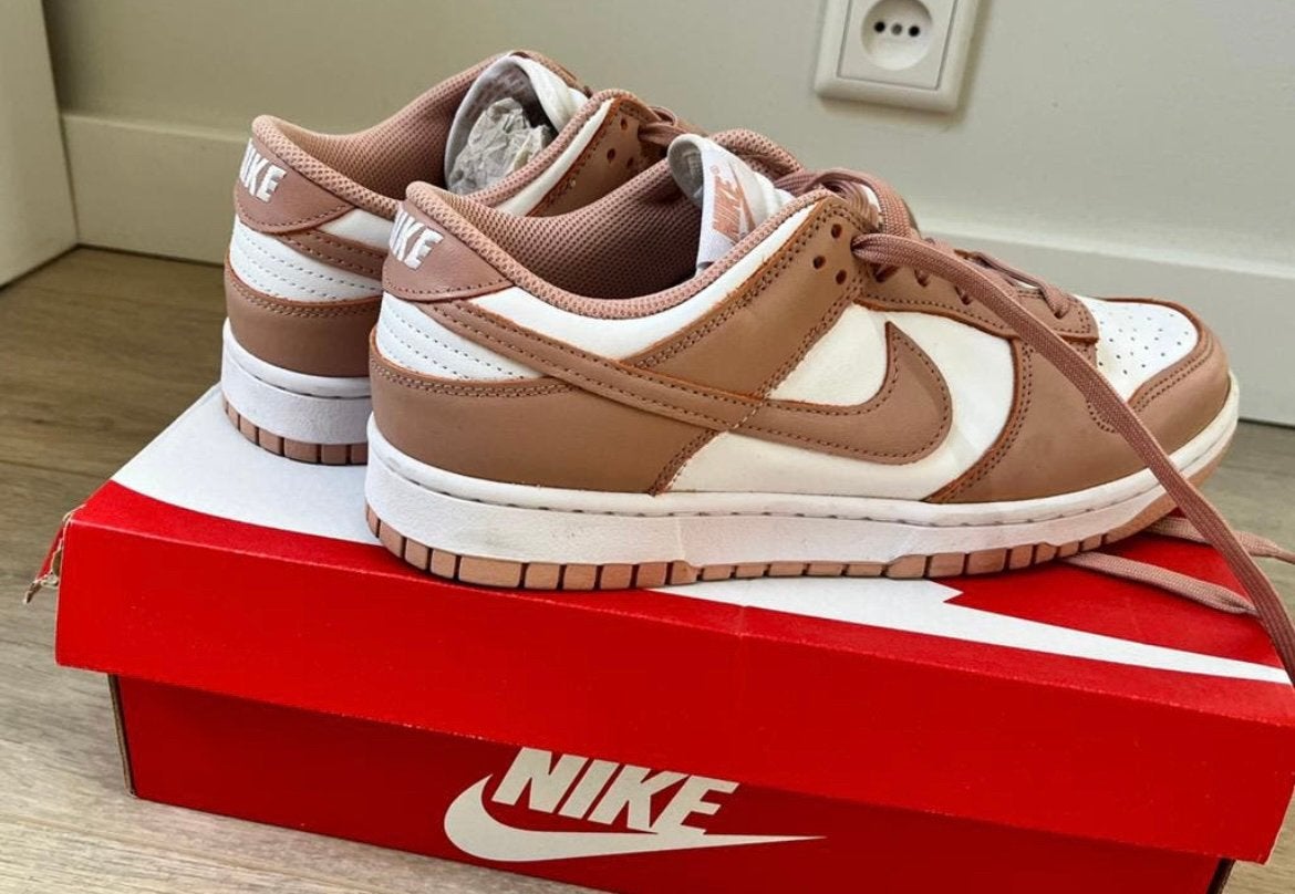 Nike Dunk Low White Rose Whisper 42,5 3x gedragen, Ophalen of Verzenden, Zo goed als nieuw, Roze, Sneakers of Gympen