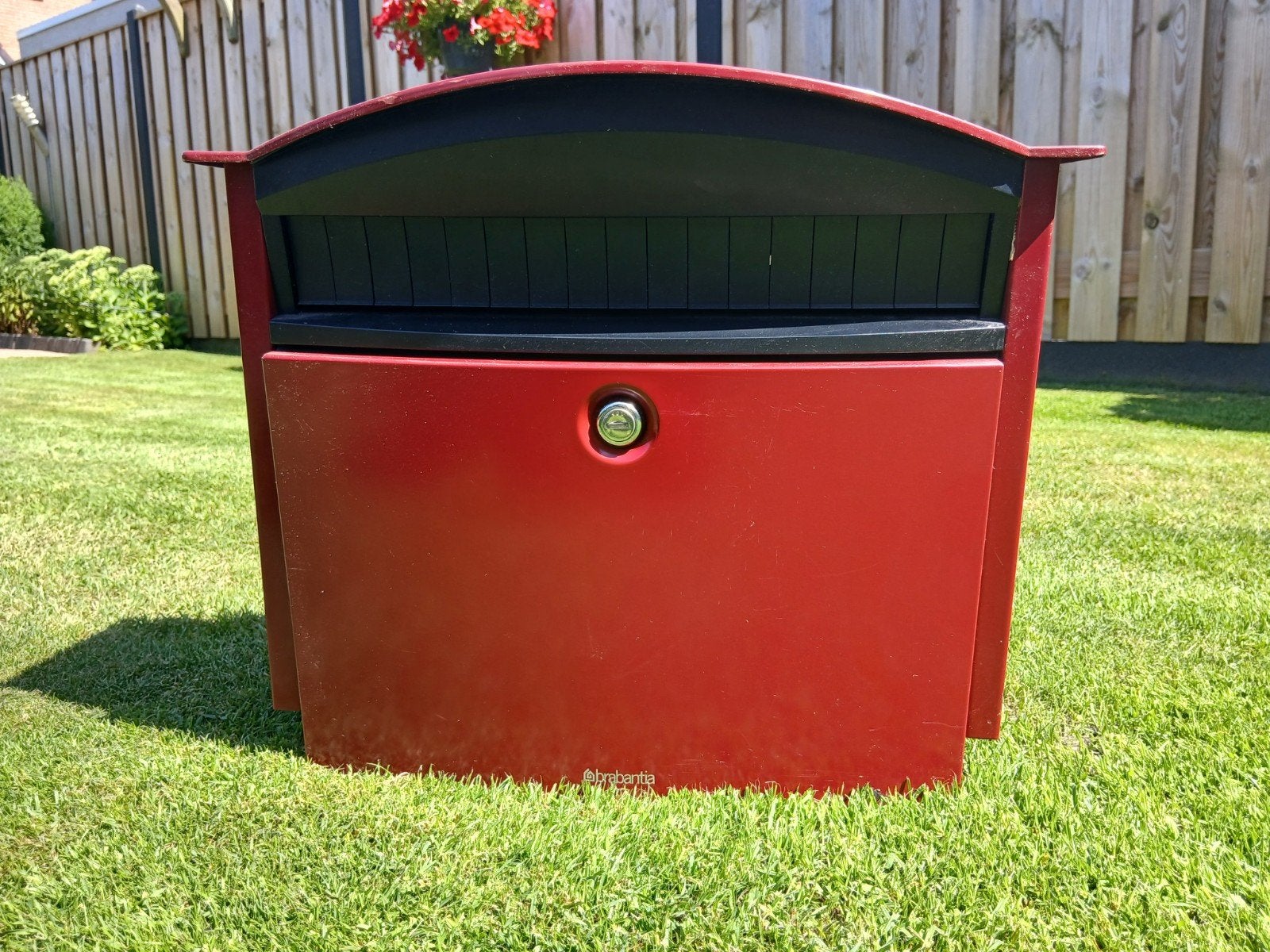 Brabantia staande brievenbus - Rood, Tuin en Terras, Brievenbussen, Gebruikt, Ophalen