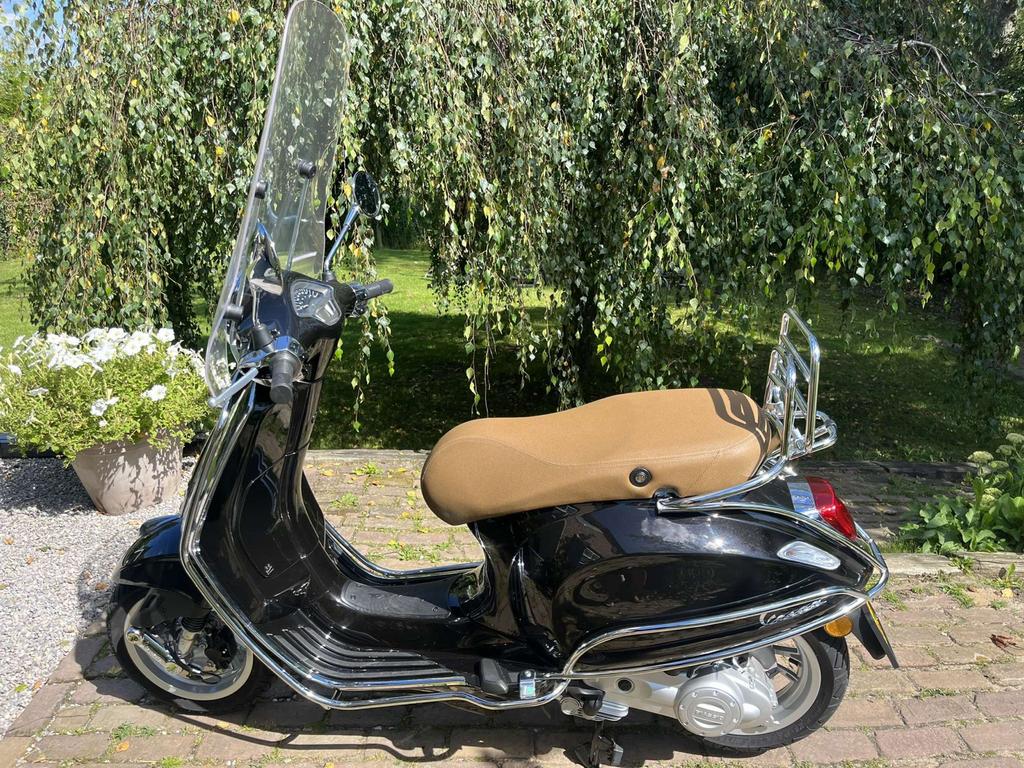 Vespa Primavera: zwart, 45km - Incl. helm, slot & deken, Fietsen en Brommers, Scooters | Vespa, Ophalen, Gebruikt, Overige modellen