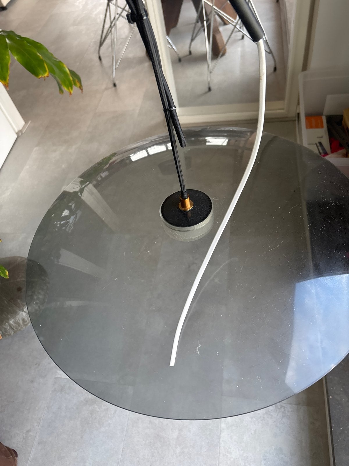 Modern hanglamp van Zuiver, met Glazen Schijf en Gouden Voet, Ophalen, Zo goed als nieuw, Glas, 100 tot 150 cm