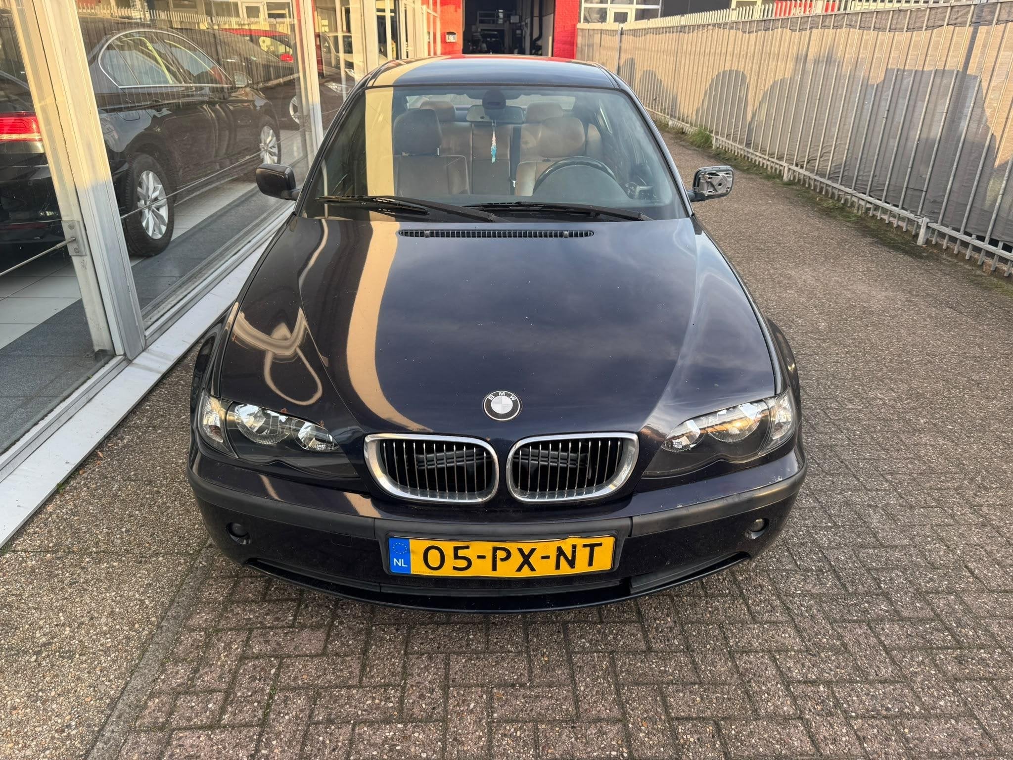 BMW 3-serie 325i Lifestyle Edition, Auto's, Achterwielaandrijving, Gebruikt, Blauw, Leder en Stof