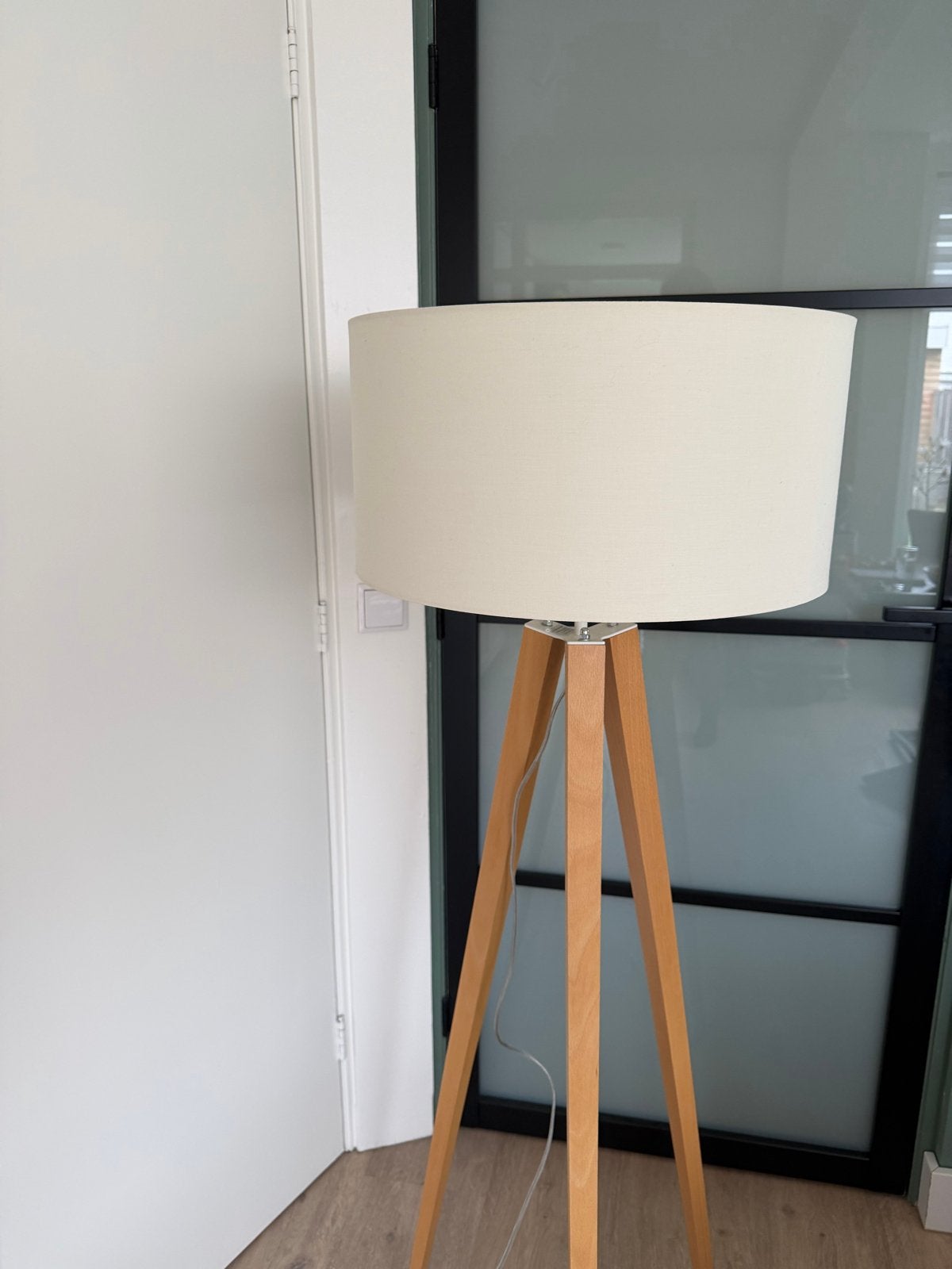 Stijlvolle vloerlamp met houten driepoot en stoffen kap, Ophalen, 100 tot 150 cm, E27 (groot), Zo goed als nieuw