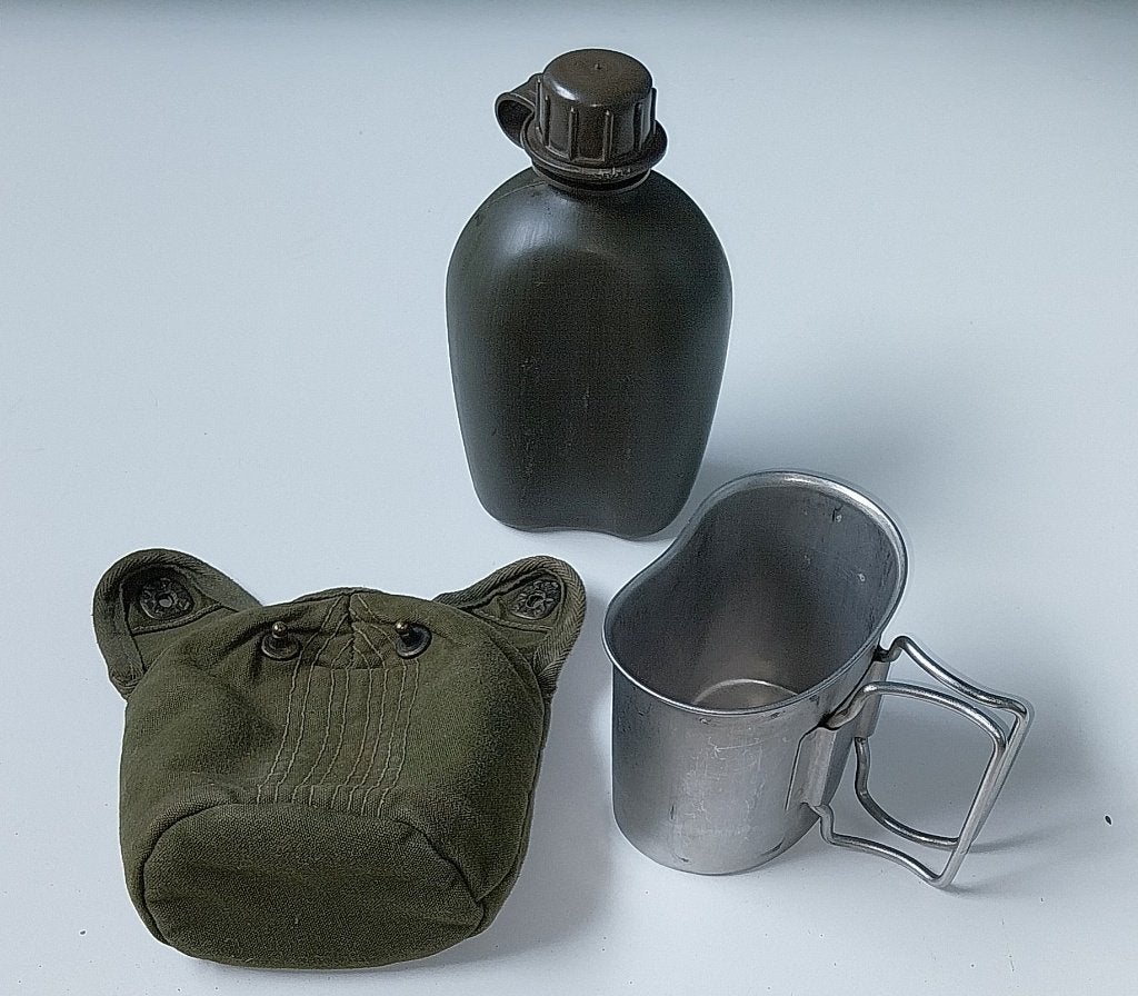 Militaire veldfles, RVS drinkbeker en beschermhoes., Ophalen of Verzenden, Landmacht, Nederland