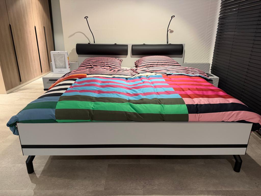 Modern tweepersoonsbed met nachtkastjes en verlichting, Ophalen, Overige materialen, Tweepersoons, Zo goed als nieuw