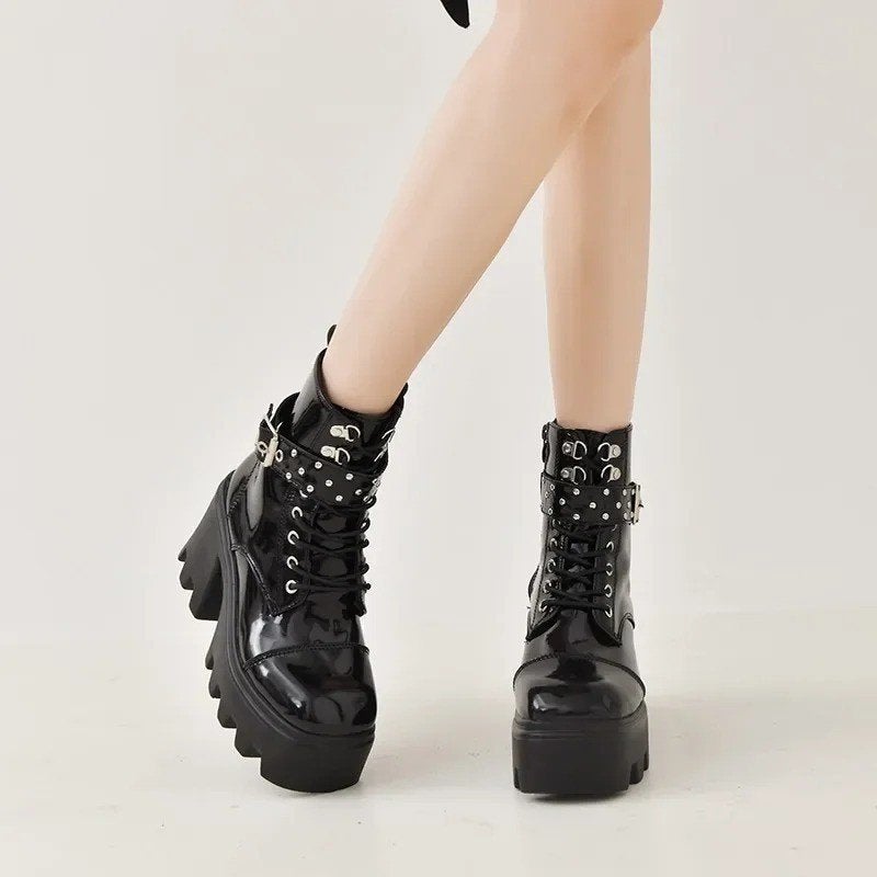 Gothic / Alt stijl hoge platform laarzen met gesp - Zwart, Kleding | Dames, Schoenen, Ophalen of Verzenden, Nieuw, Zwart, Hoge laarzen