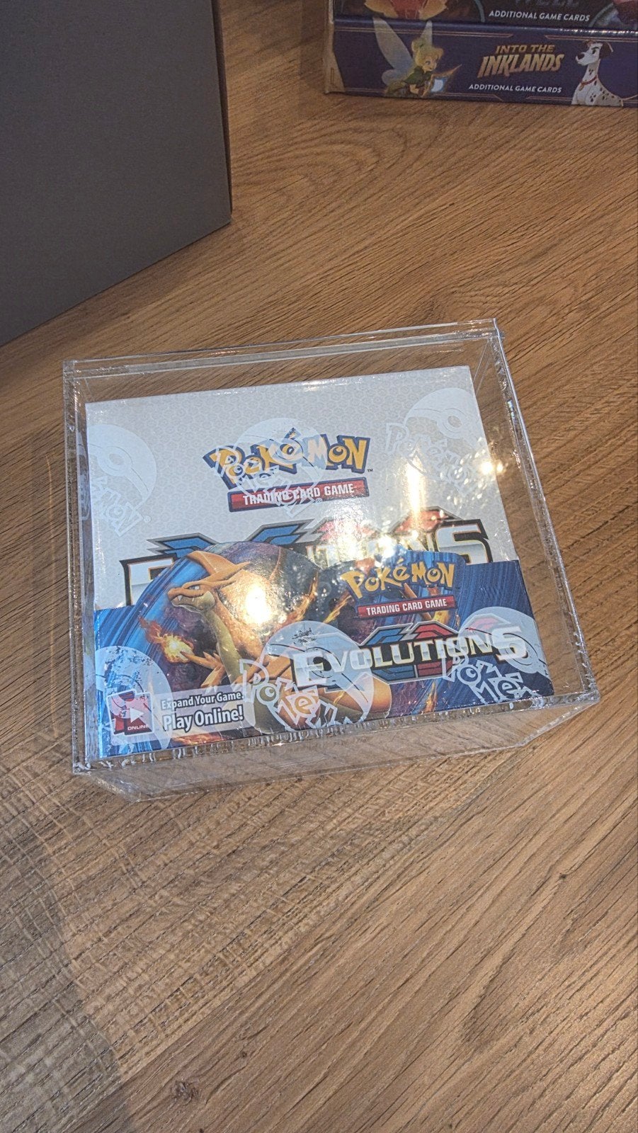 Pokémon Evolutions Boosterbox - In Acryl Display, Ophalen, Nieuw, Boosterbox