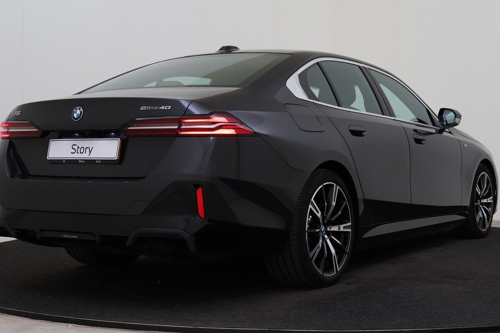 BMW i5 eDrive40 M Sport / Panoramadak / Trekhaak / Parking A, Auto's, BMW, Achterwielaandrijving, Gebruikt, Met garantie (alle)