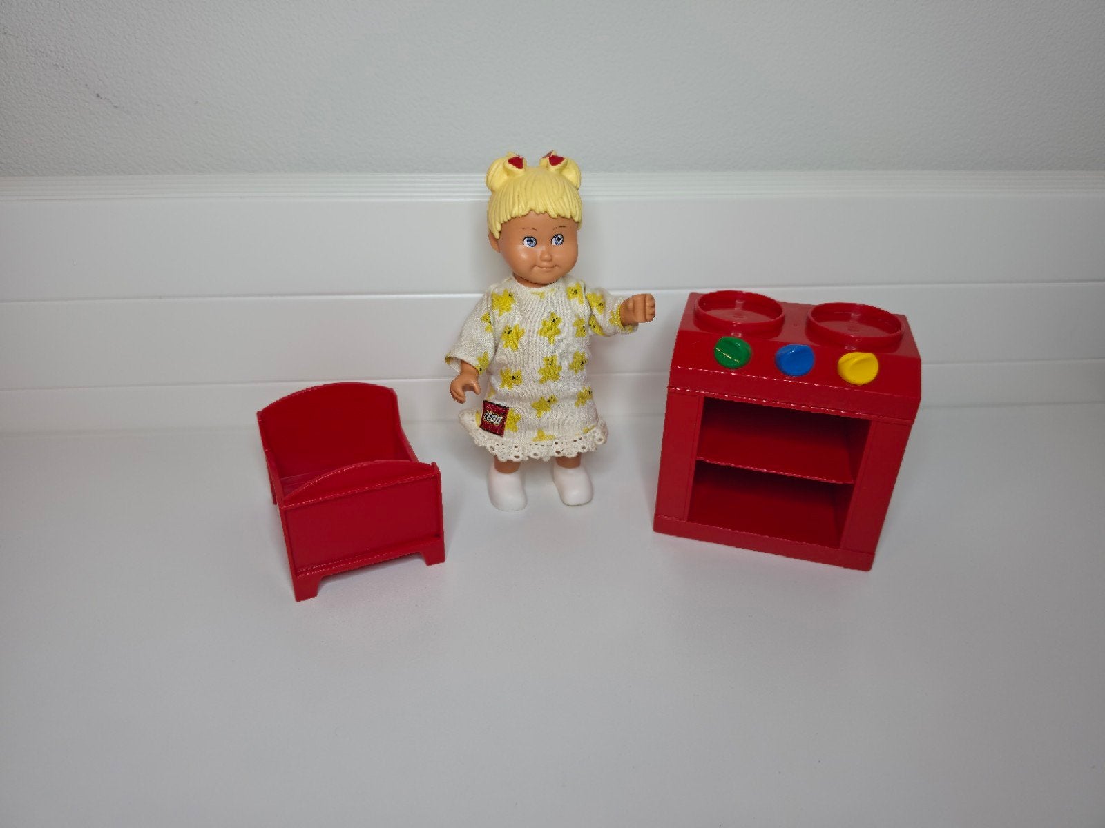 LEGO Duplo Doll Anna met rood poppenbedje en gaskookstel, Ophalen of Verzenden, Zo goed als nieuw, Minifiguur, Duplo