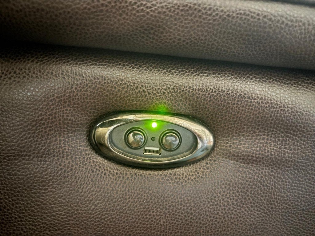 Foto 4 van 2 banken, leer donker bruin met USB aansluiting