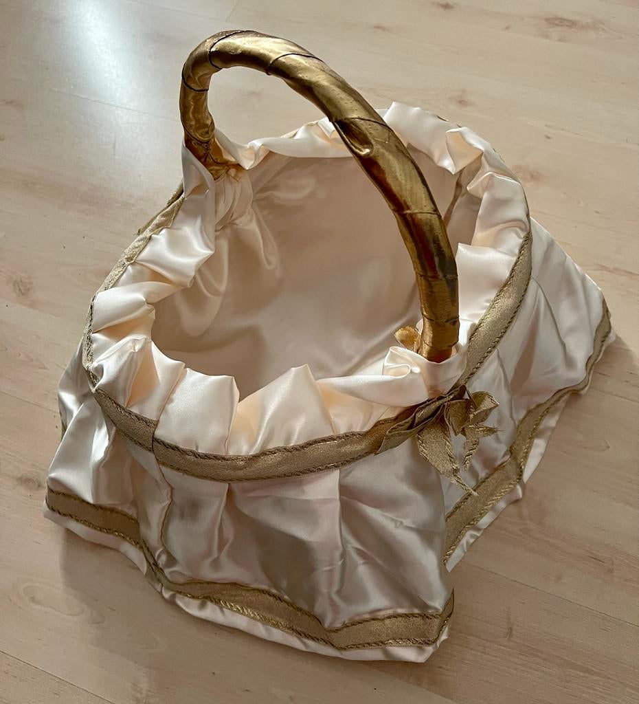 Decoratieve Mand met Gouden Handvat en Zijden Voering, Beige, Nieuw, Ophalen of Verzenden, Klassiek