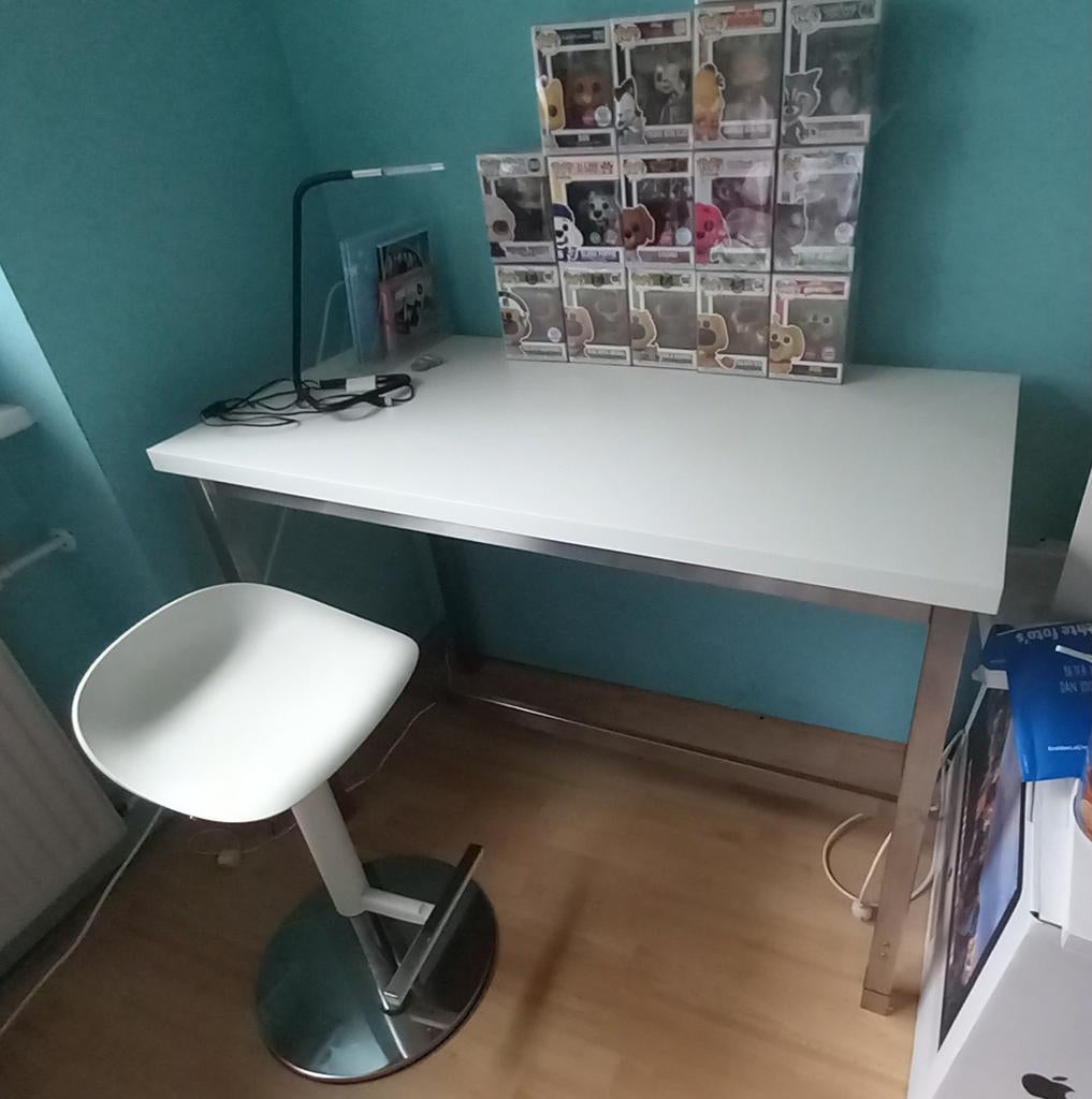 Mooi bureau en kruk, Ophalen