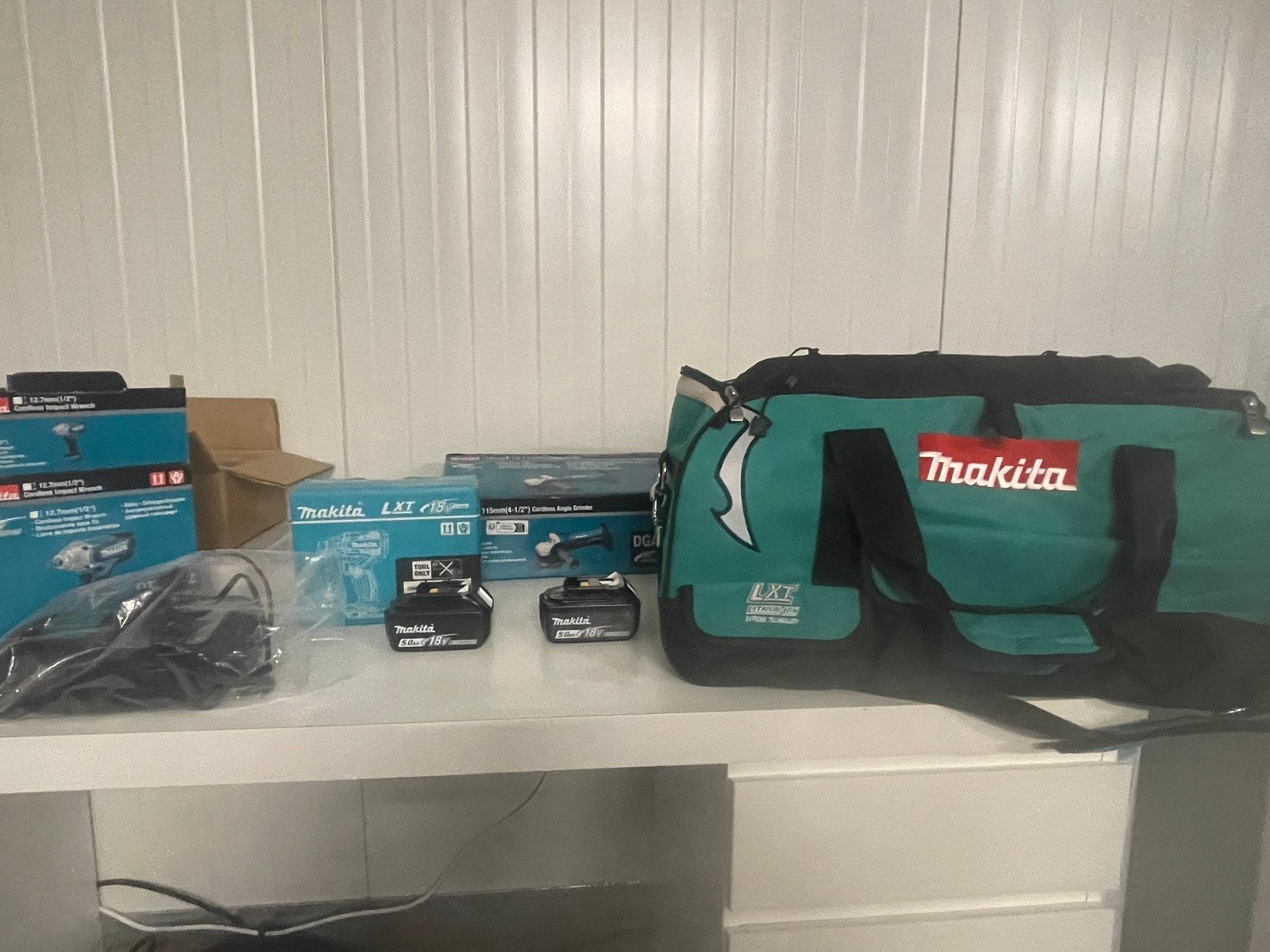 Makita set bestaande uit 2 accu’s + lader+ tas en 4 machines, Ophalen, Zo goed als nieuw, Boor- en Schroefmachine