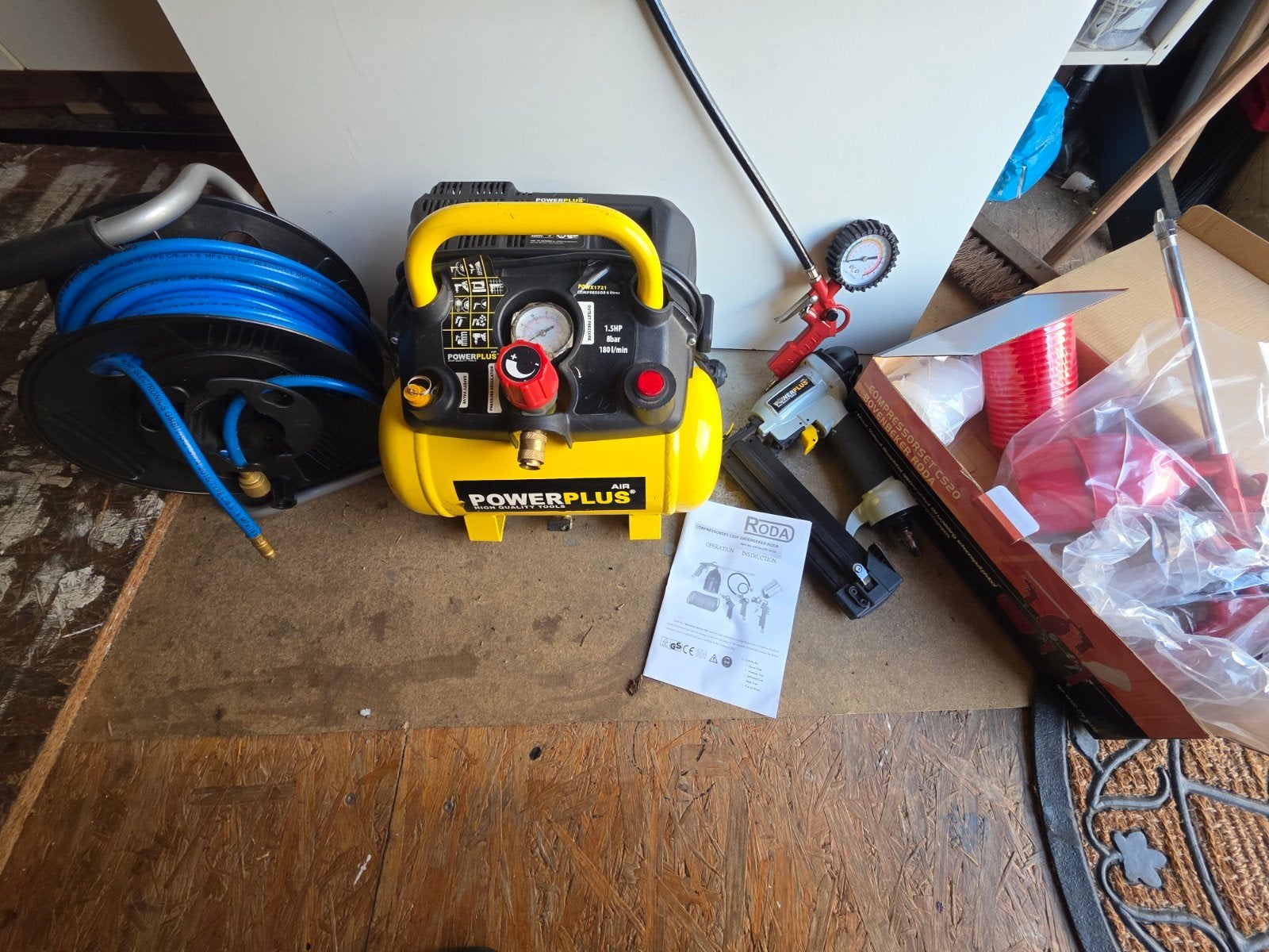 Powerplus POWX1721 Compressor 6L met accessoires, Doe-het-zelf en Verbouw, Ophalen, 6 tot 10 bar, Zo goed als nieuw, Minder dan 200 liter/min