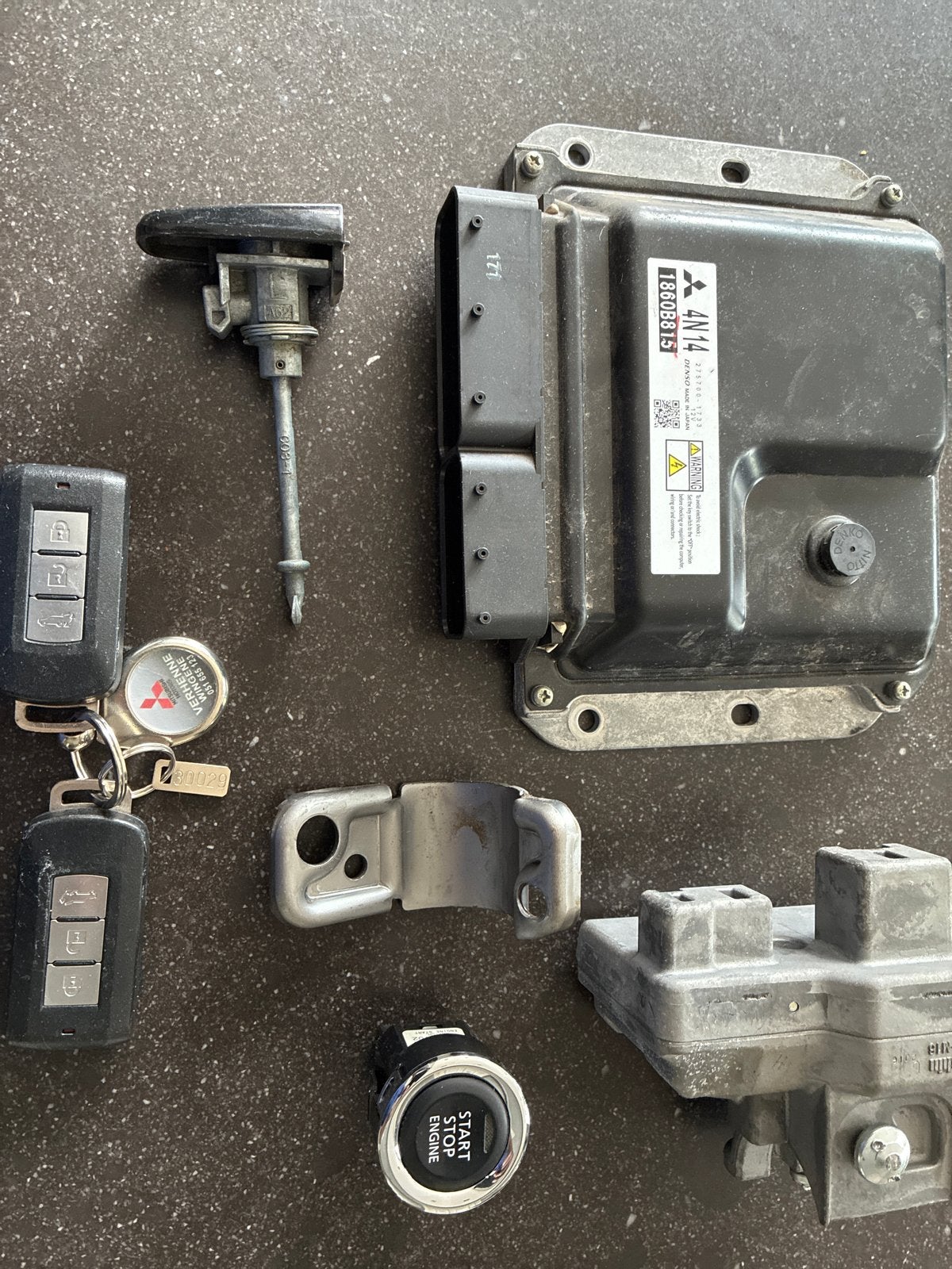 Mitsubishi Outlander ECU 1860B815 met sleutels en startknop, Ophalen of Verzenden, Gebruikt, Mitsubishi