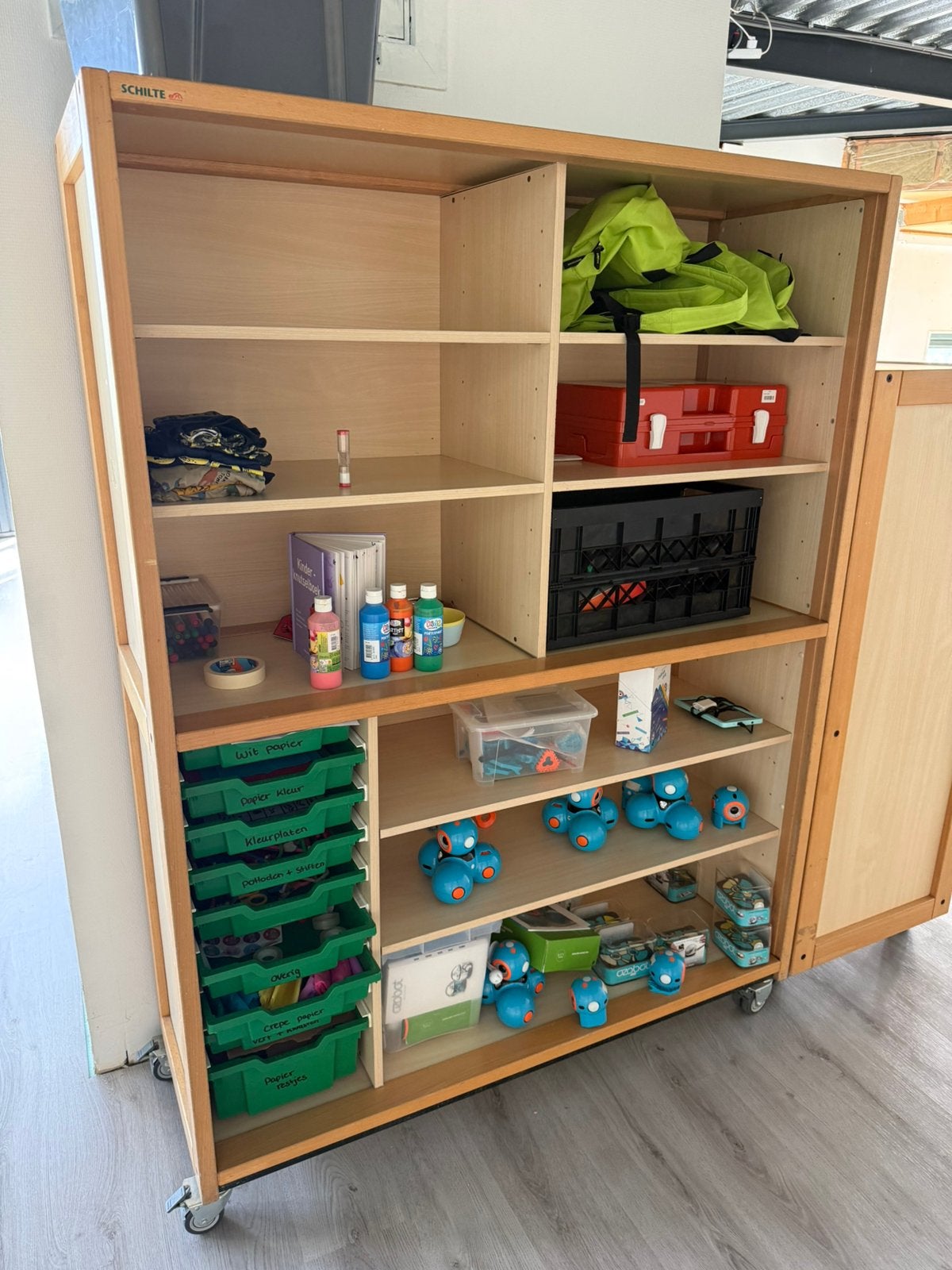 Grote verrijdbare Schilte opbergkast / materiaalkast, Huis en Inrichting, Ophalen, Met plank(en), Gebruikt, 200 cm of meer
