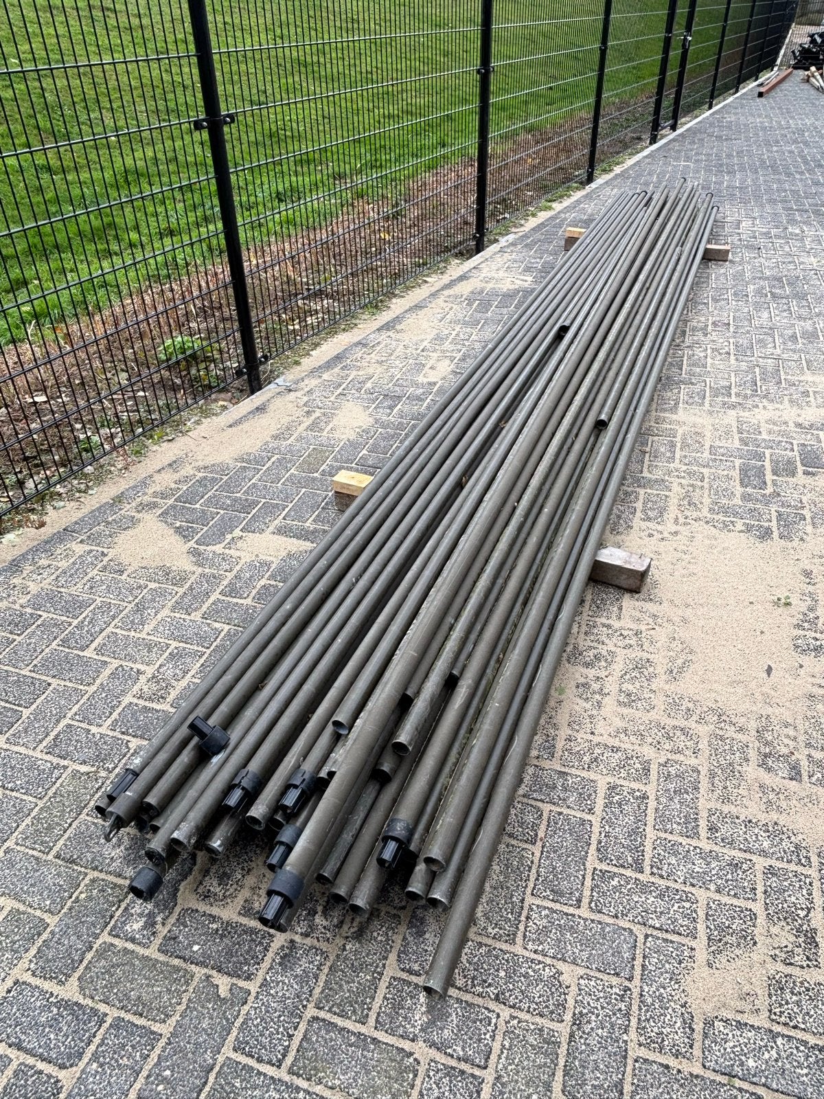 Afrastering: 140m gaas, 240m buizen en 3 hoekpalen, Ophalen, Gebruikt, IJzer, Gaashekwerk